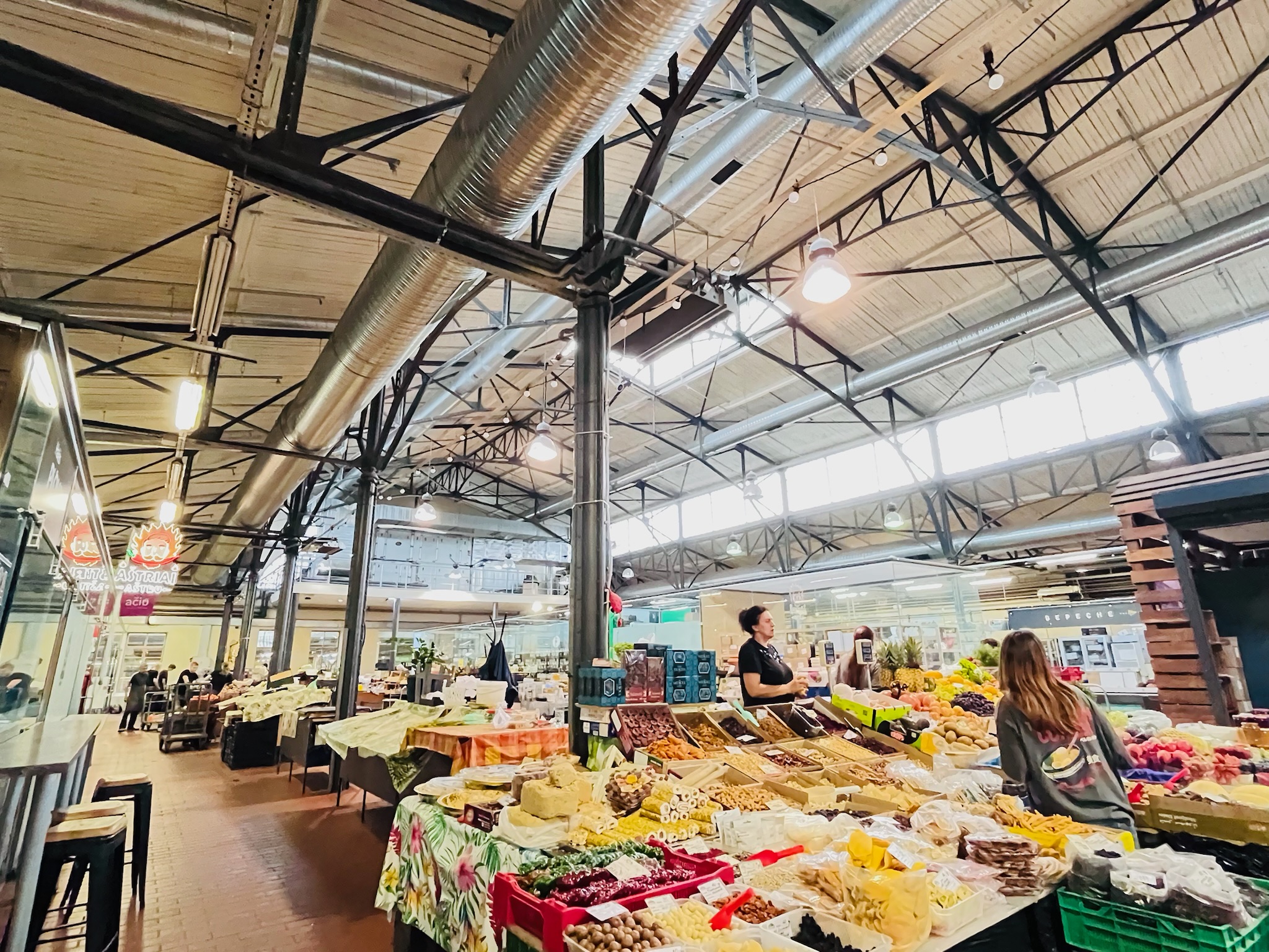 ハレ市場(Halės turgus)の活気あふれる屋内店舗エリア