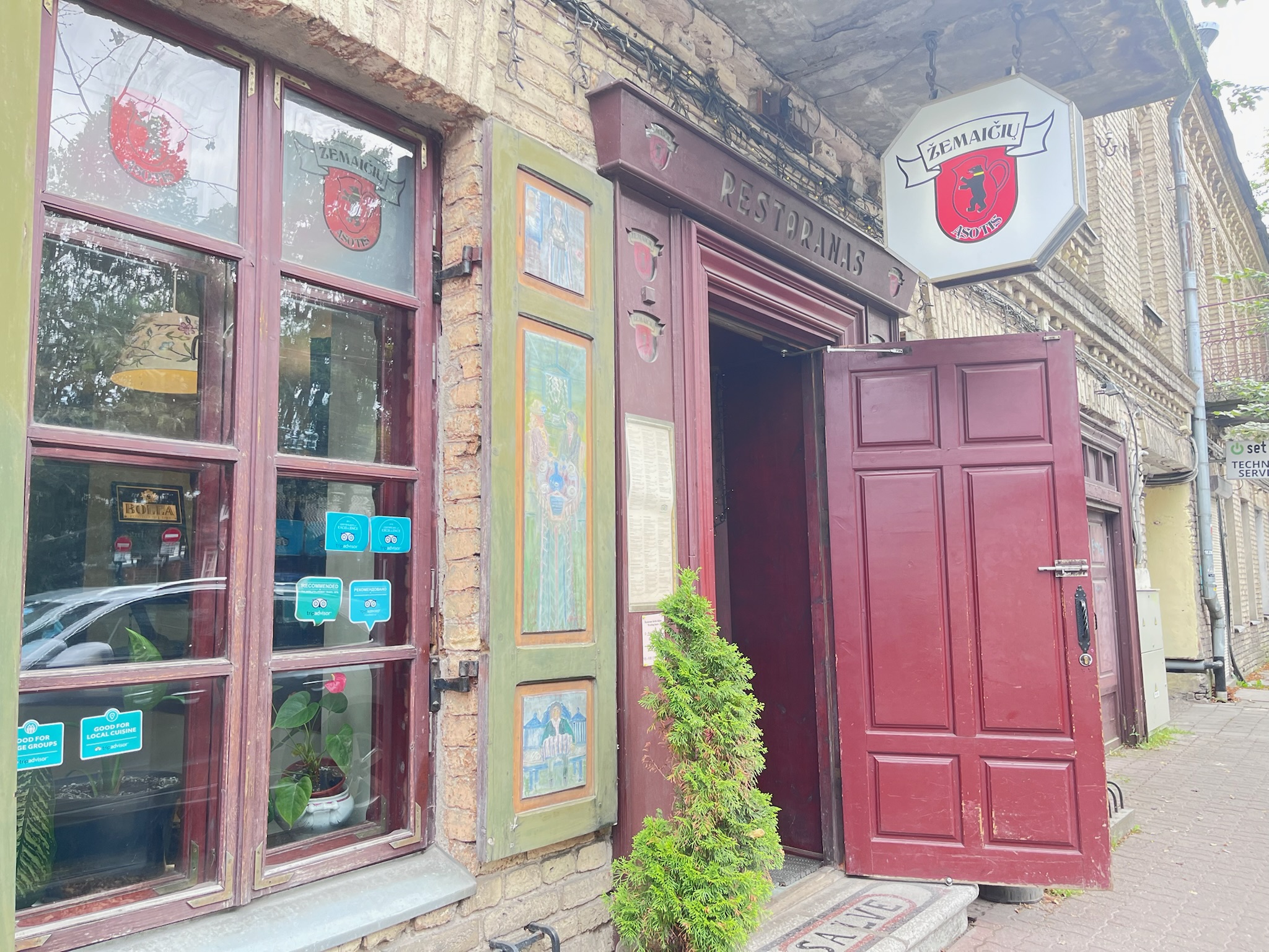 リトアニア料理店 Žemaičių ąsotis のクマの看板外観