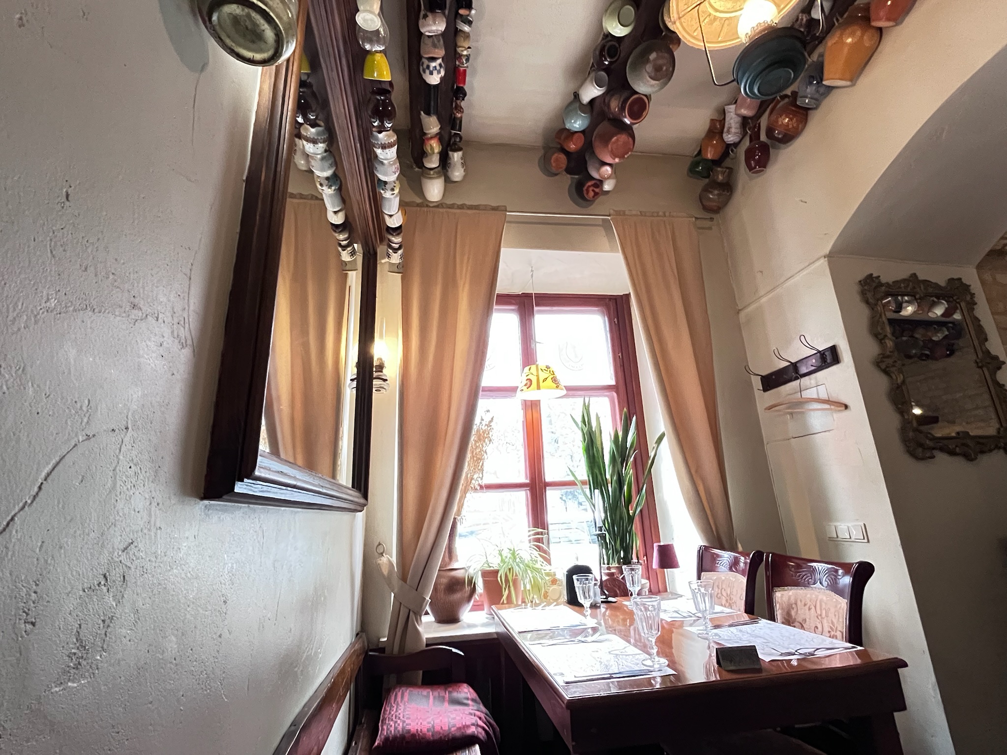Žemaičių ąsotis のクラシックな店内の様子