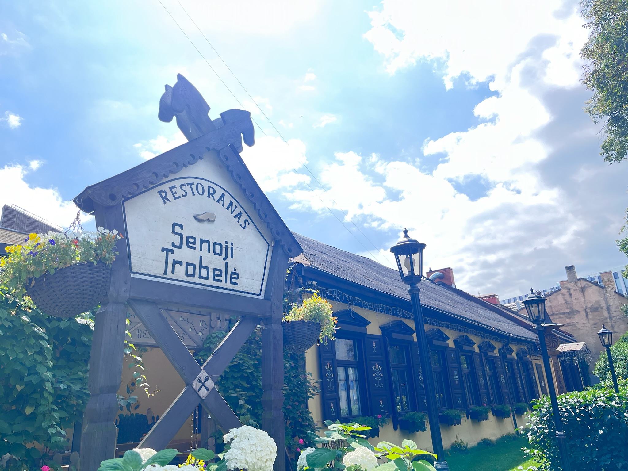 ヴィリニュスのリトアニア料理レストラン Senoji trobelė の外観