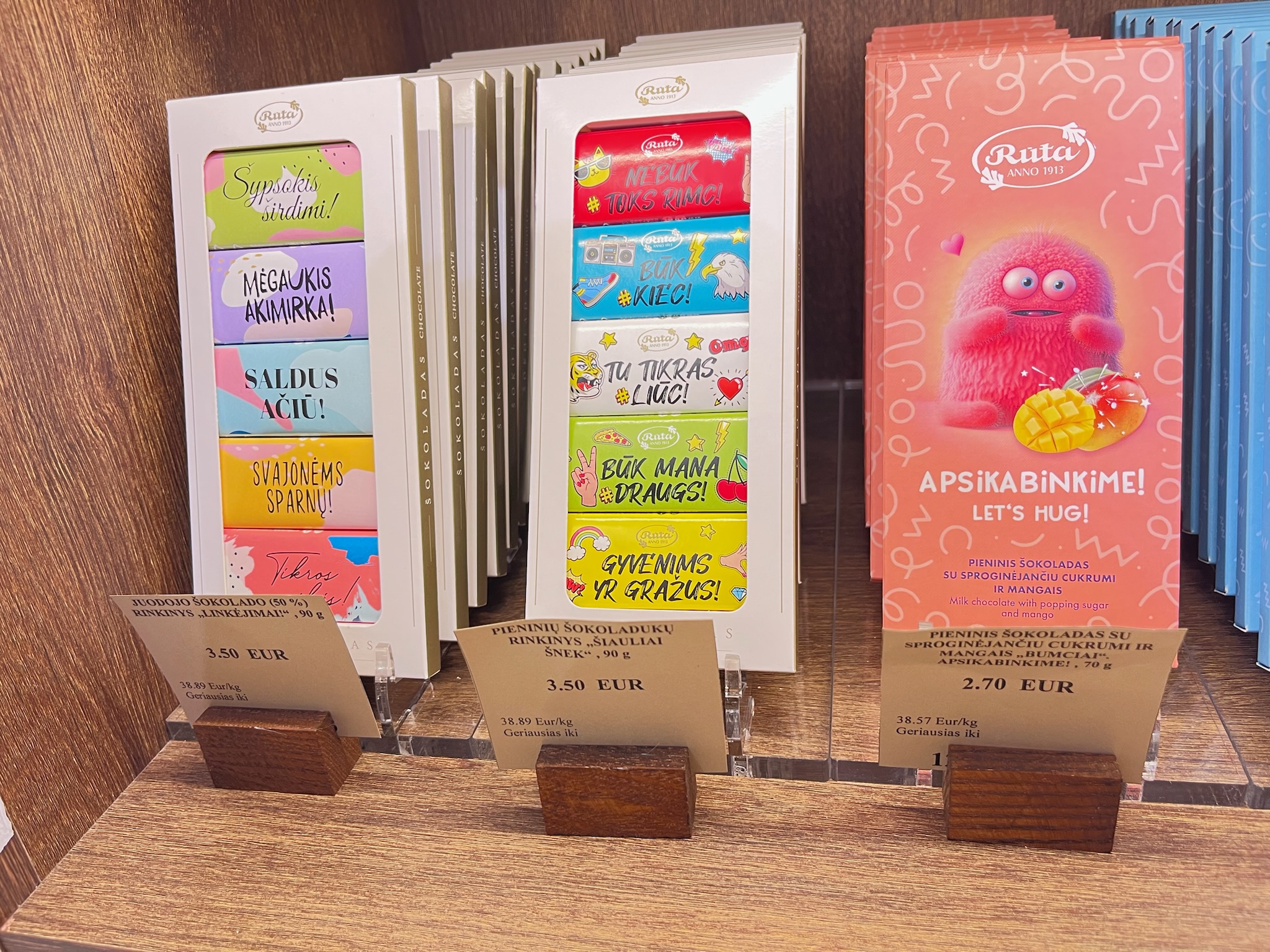 Ruta(ルタ)のポップで可愛いパッケージに入ったミニサイズチョコレート