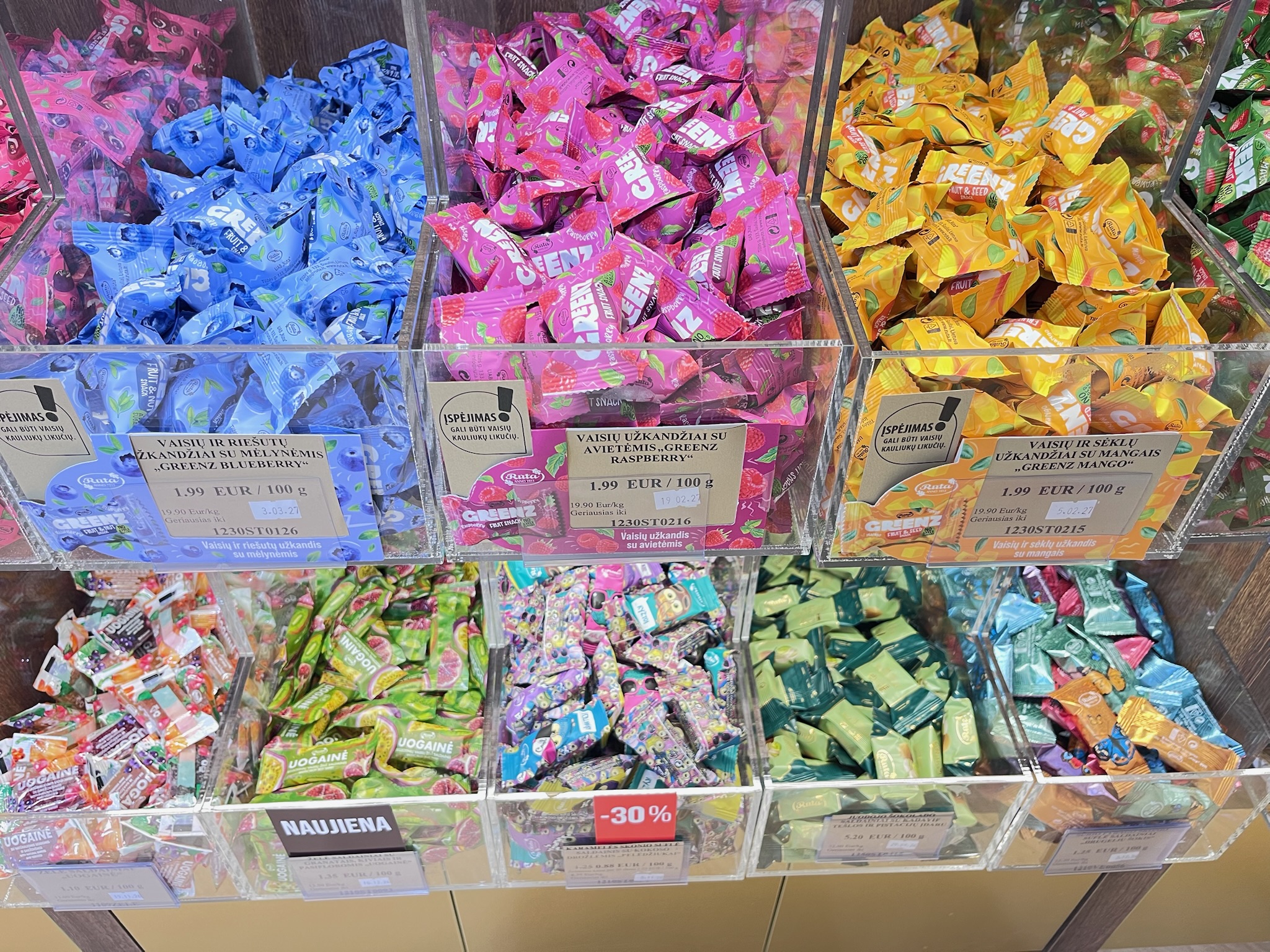 ばらまき土産に最適なRutaの個包装フルーツお菓子コーナー