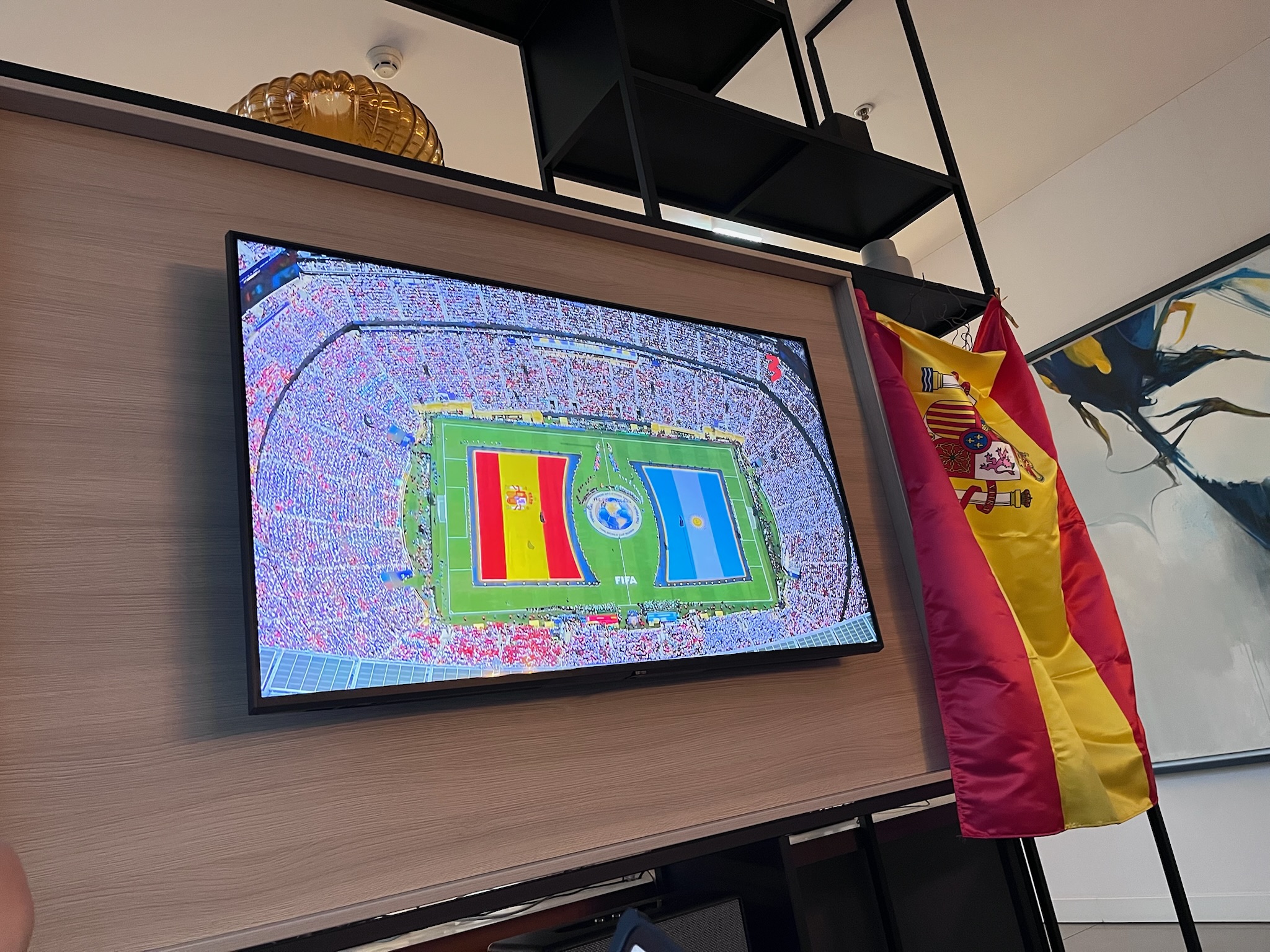 ロビーラウンジのテレビでサッカーW杯決勝を観戦する様子