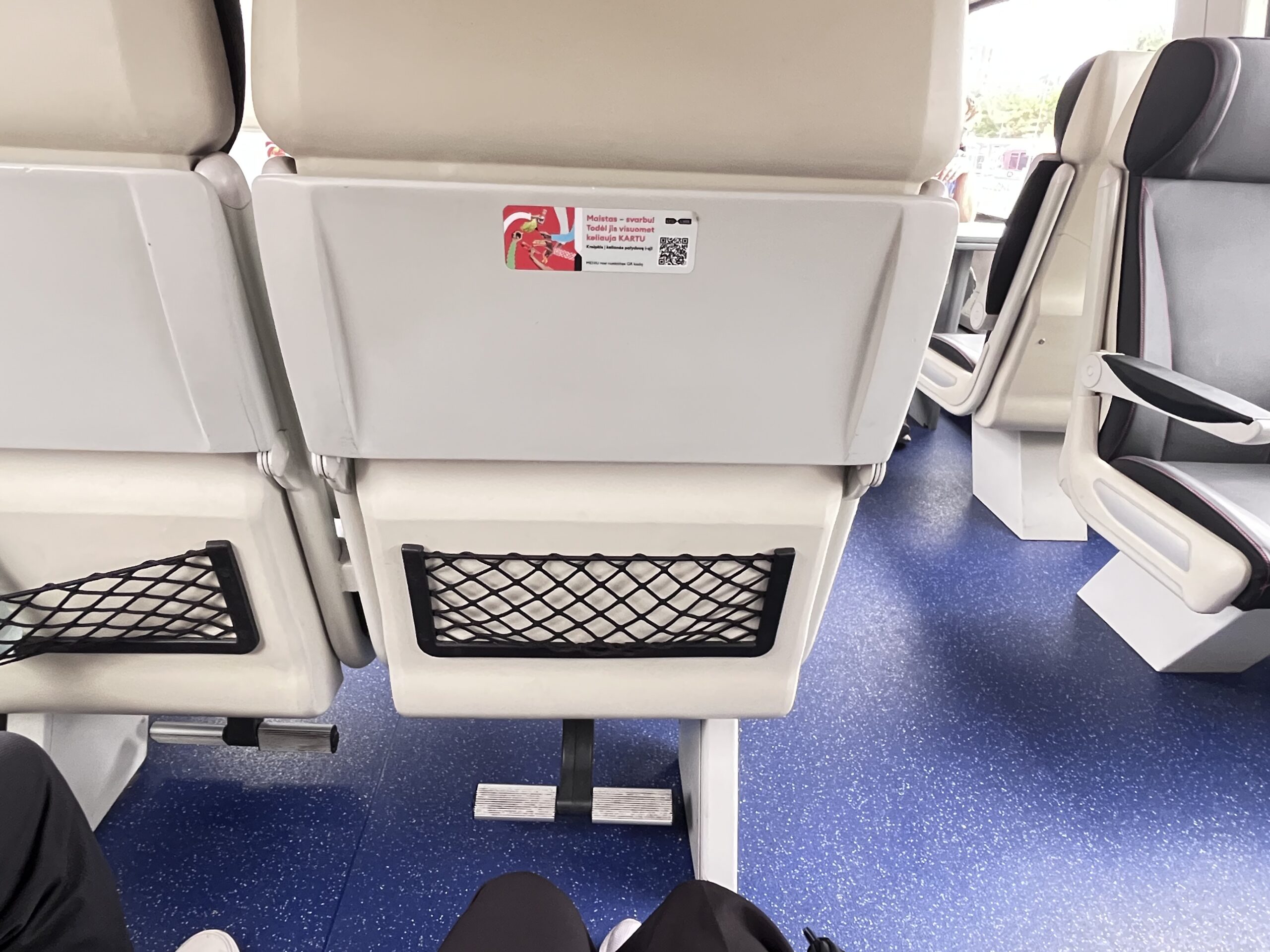 足元が広々としたリトアニア鉄道1等席の座席シート