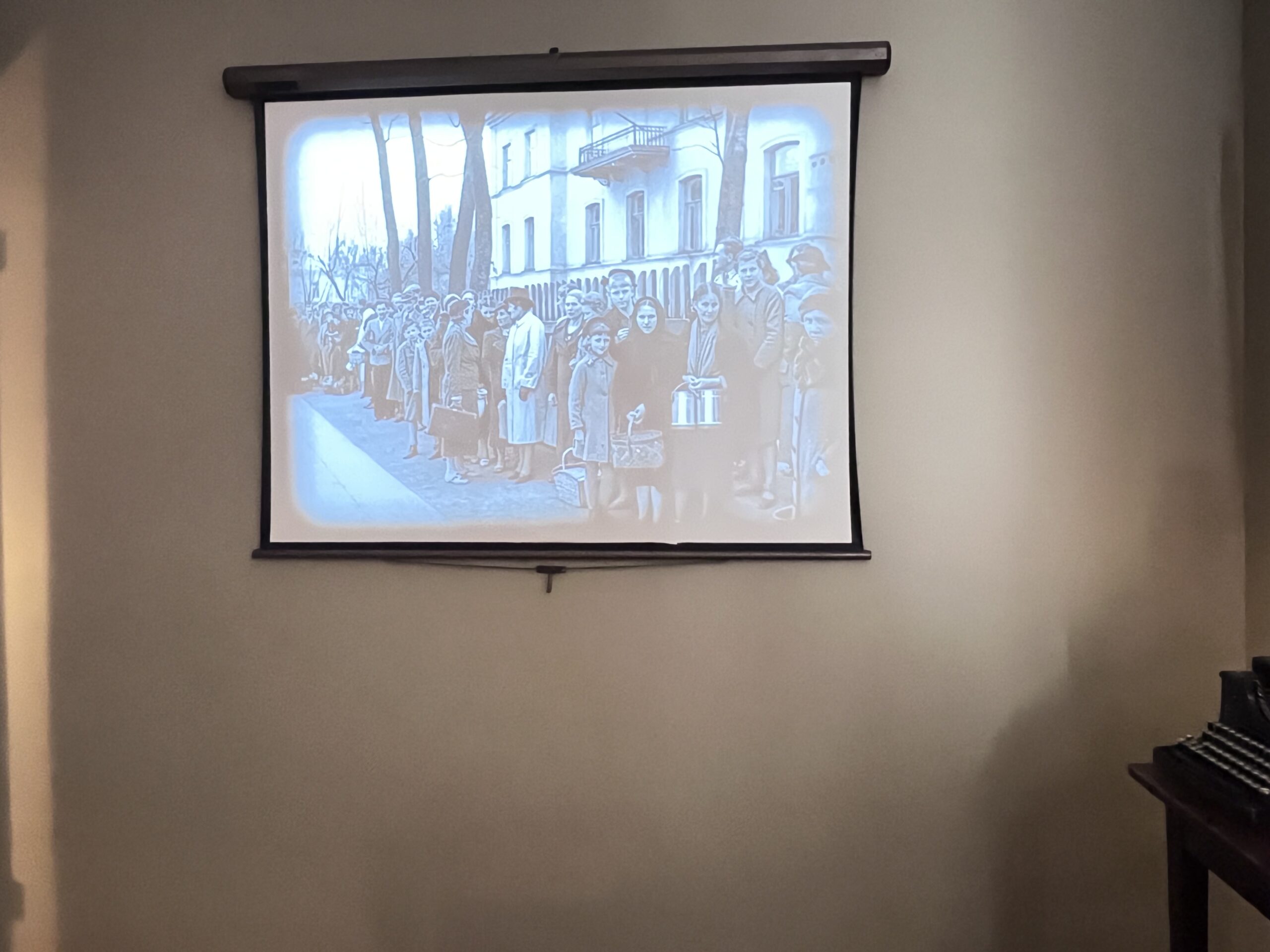 杉原千畝記念館内の歴史資料展示および映像展示コーナー