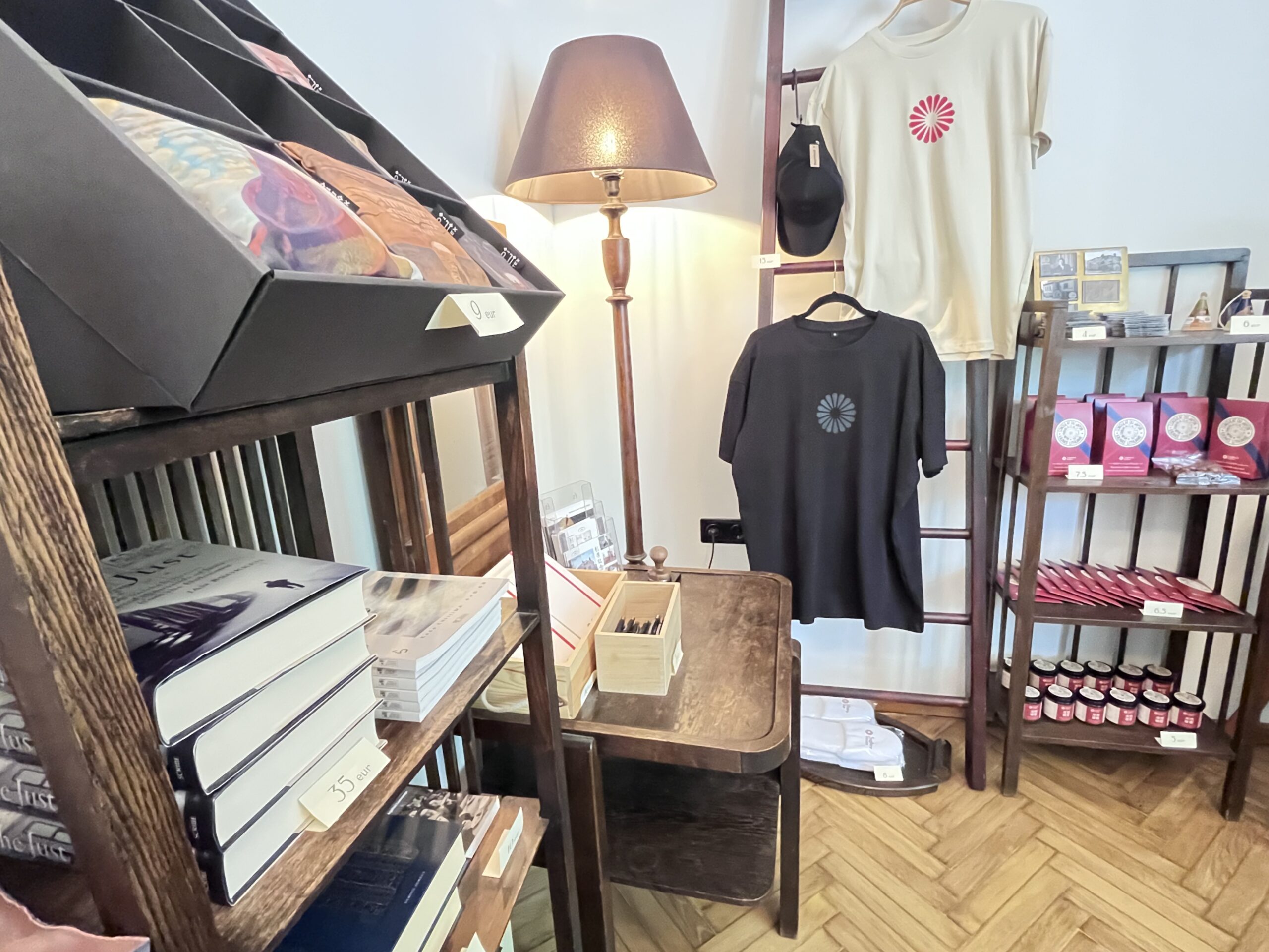 杉原千畝記念館の受付横にあるオリジナル記念グッズ・お土産販売エリア