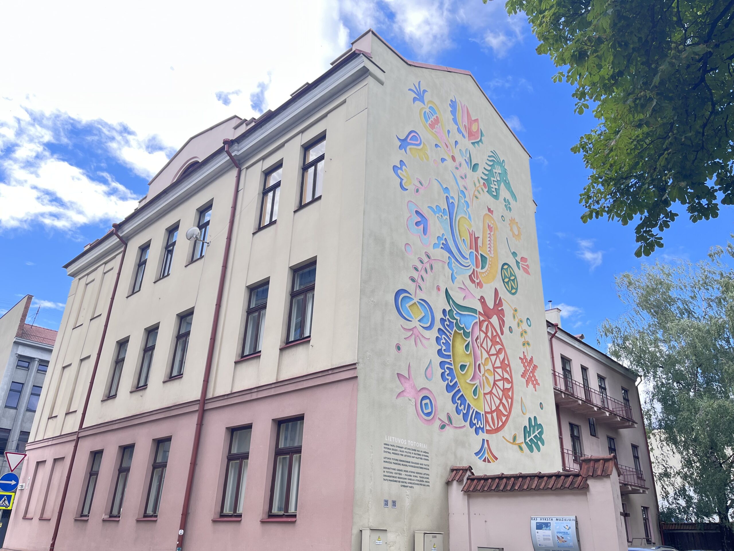 ウォールアートが目立つリトアニア教育史博物館の建物の外観