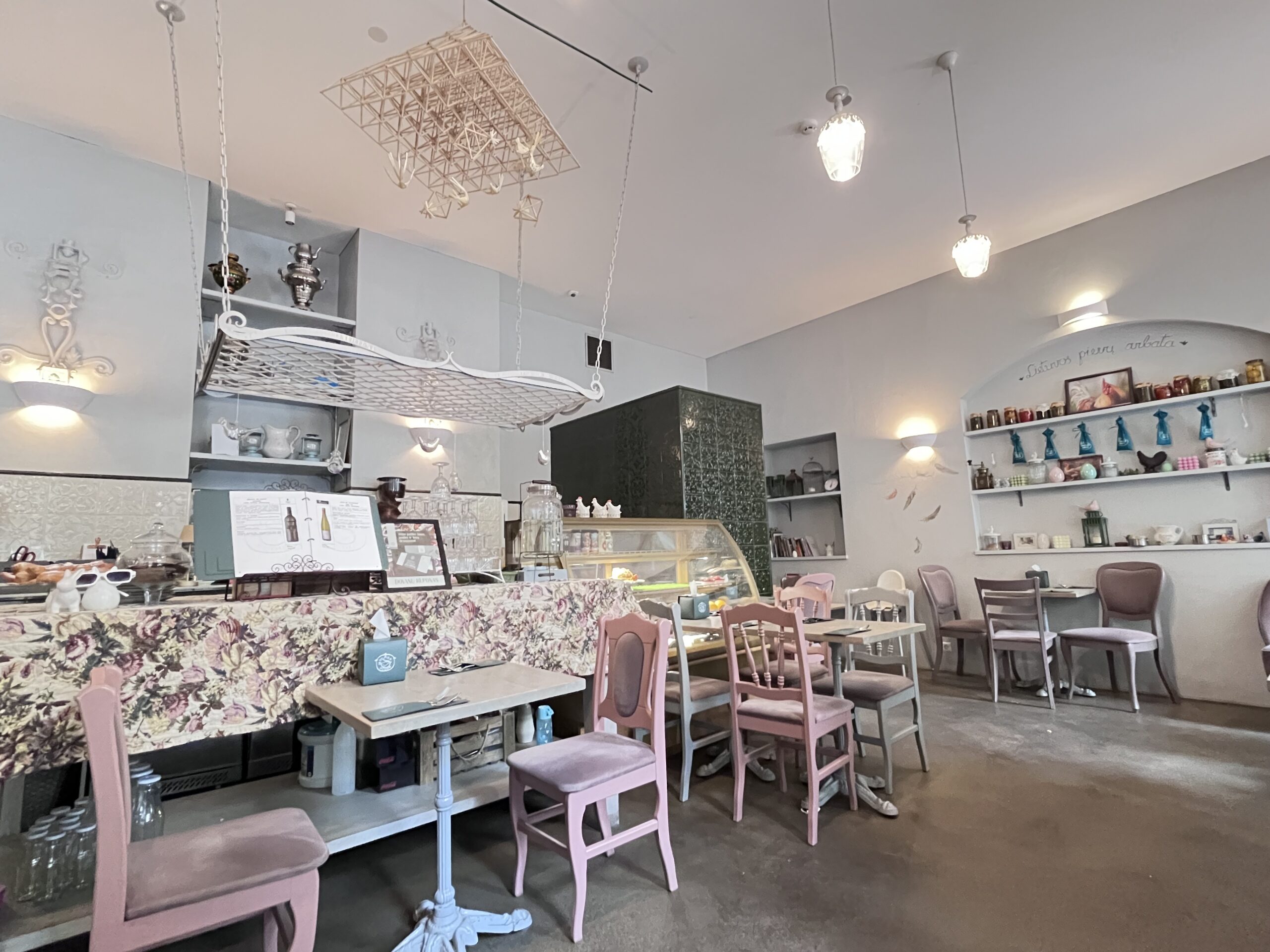 Višta puode の可愛らしくて落ち着いたカフェ風の店内