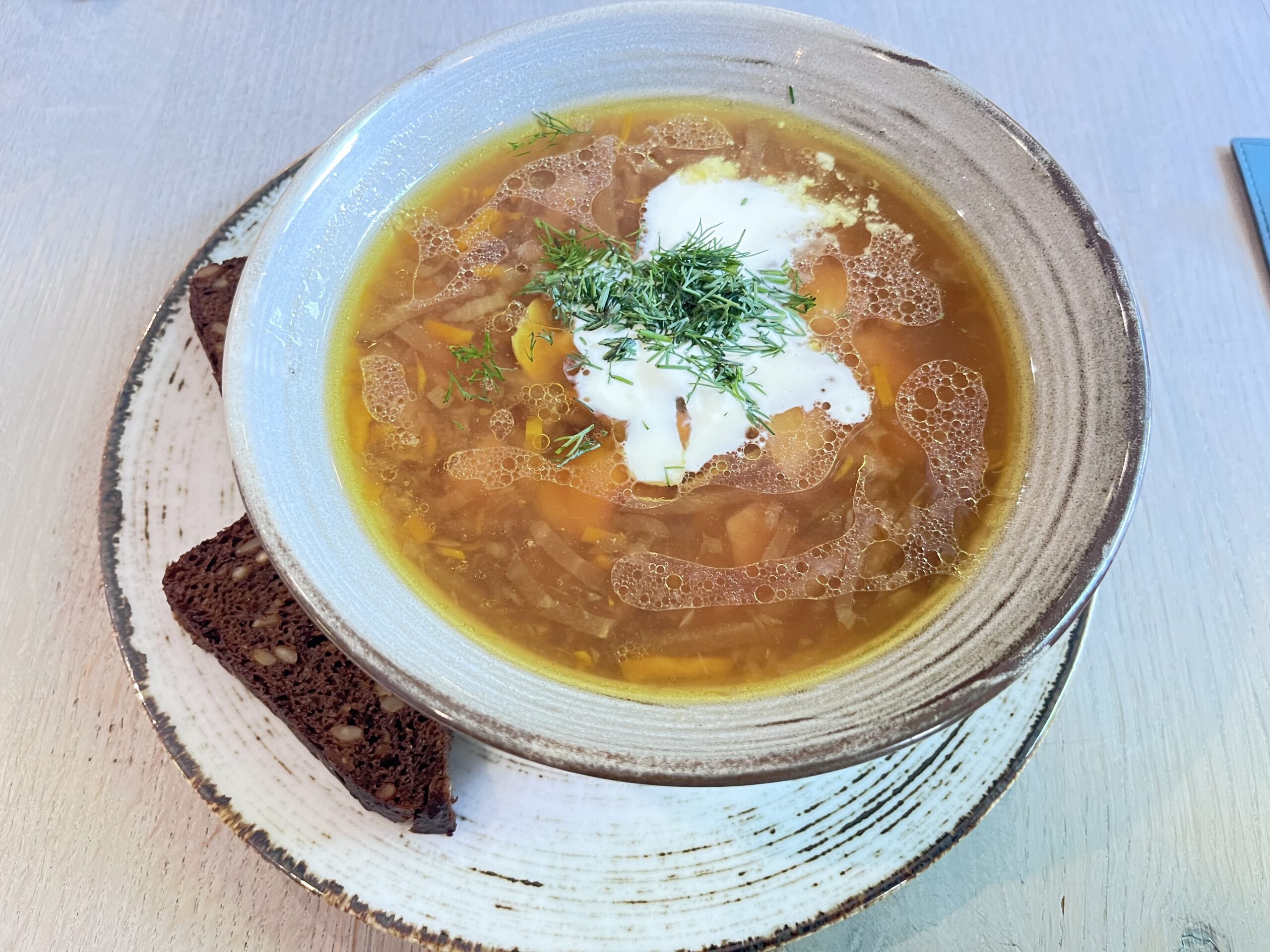 Višta puode の日替わりメニューで味わえる熱々のボルシチスープ