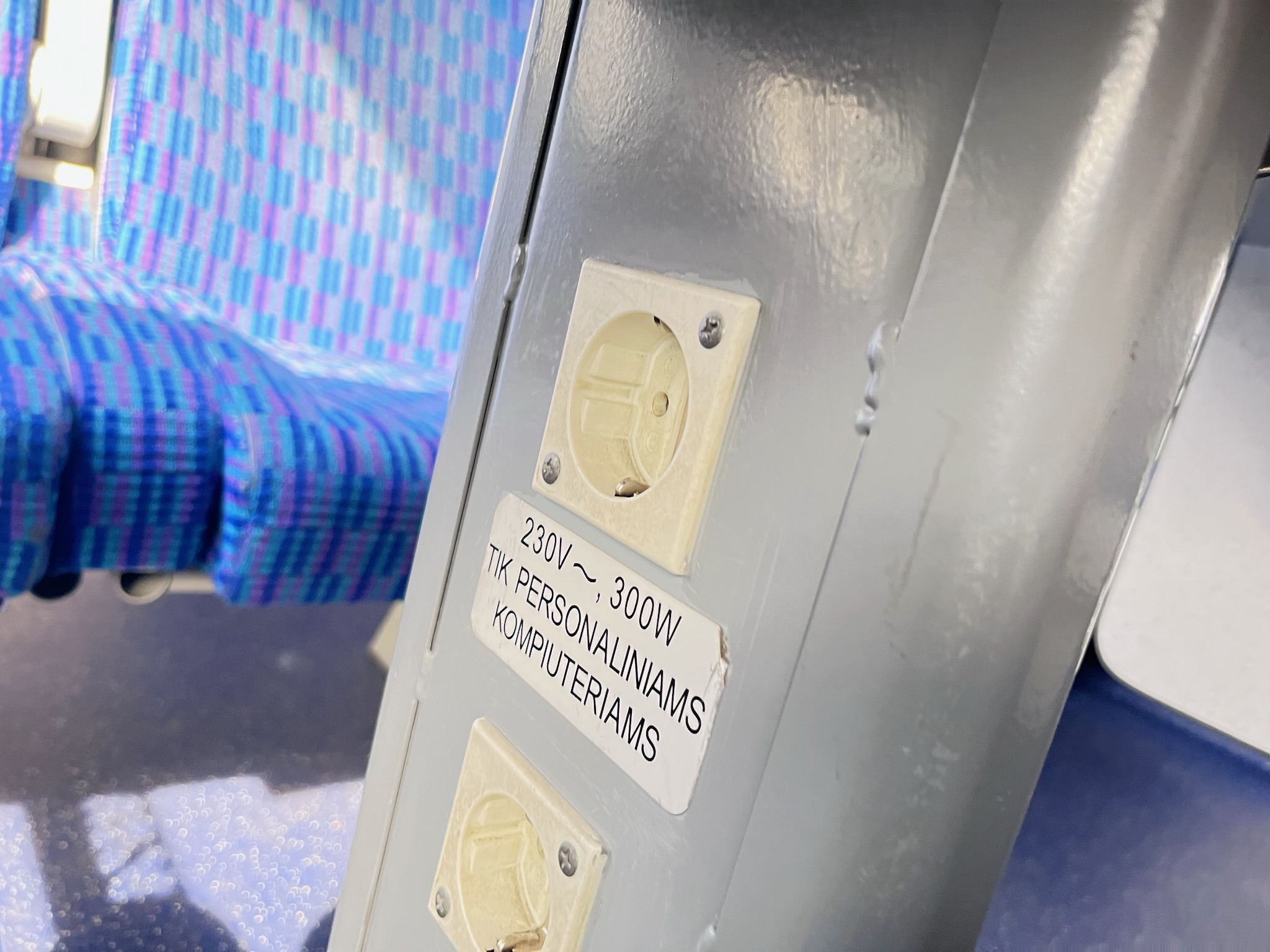 リトアニア鉄道の車内に設置された充電用Type-Cコンセント