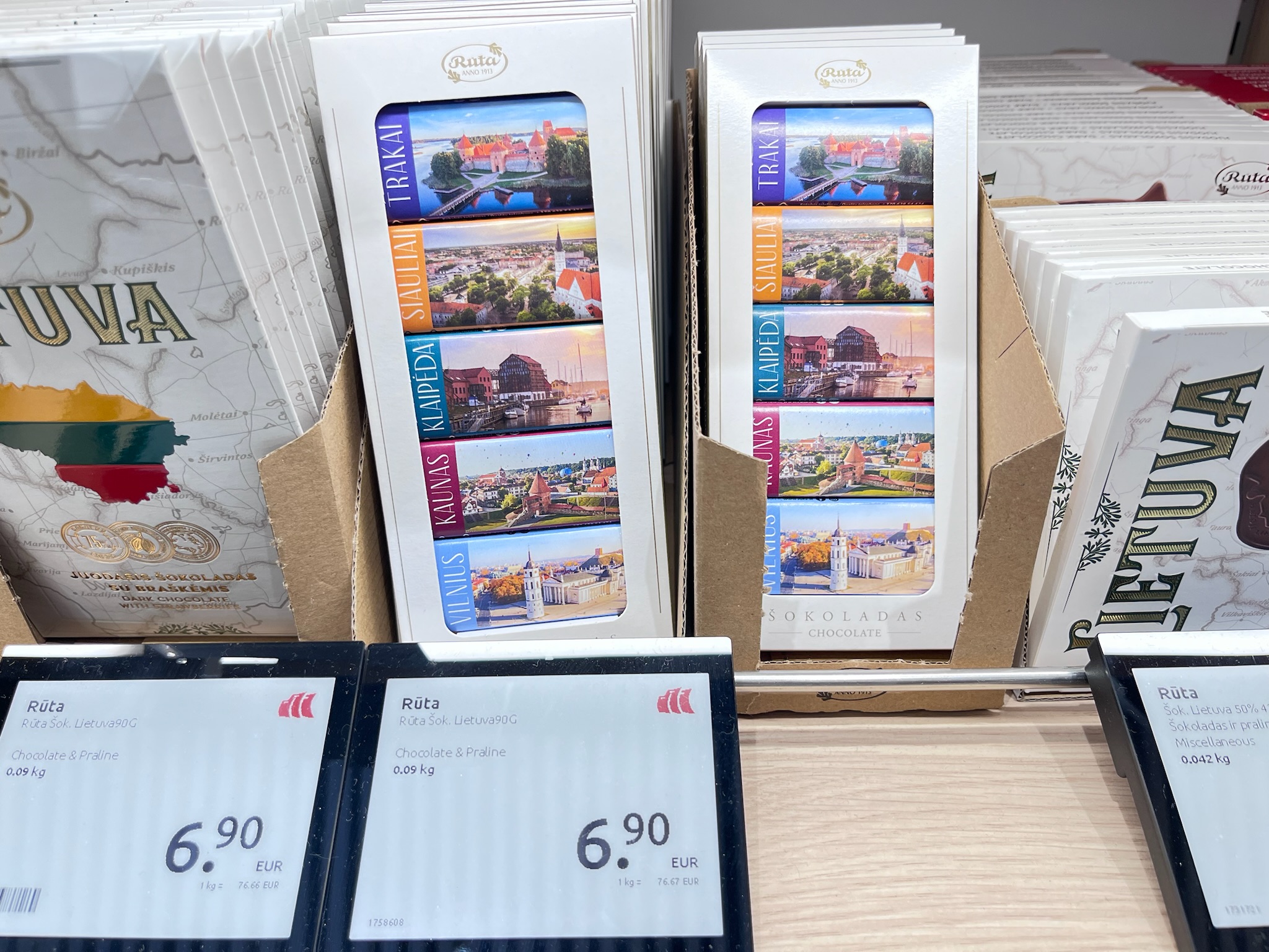 リトアニア5都市の写真パッケージが入ったRuta(ルタ)のミニチョコレート5個入り