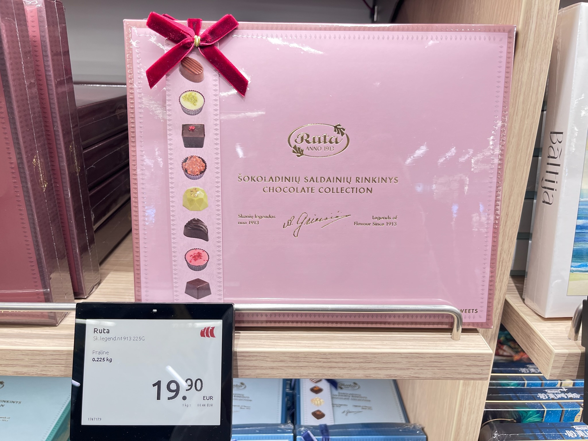 Ruta(ルタ)のピンクパッケージが可愛いアソートチョコレート