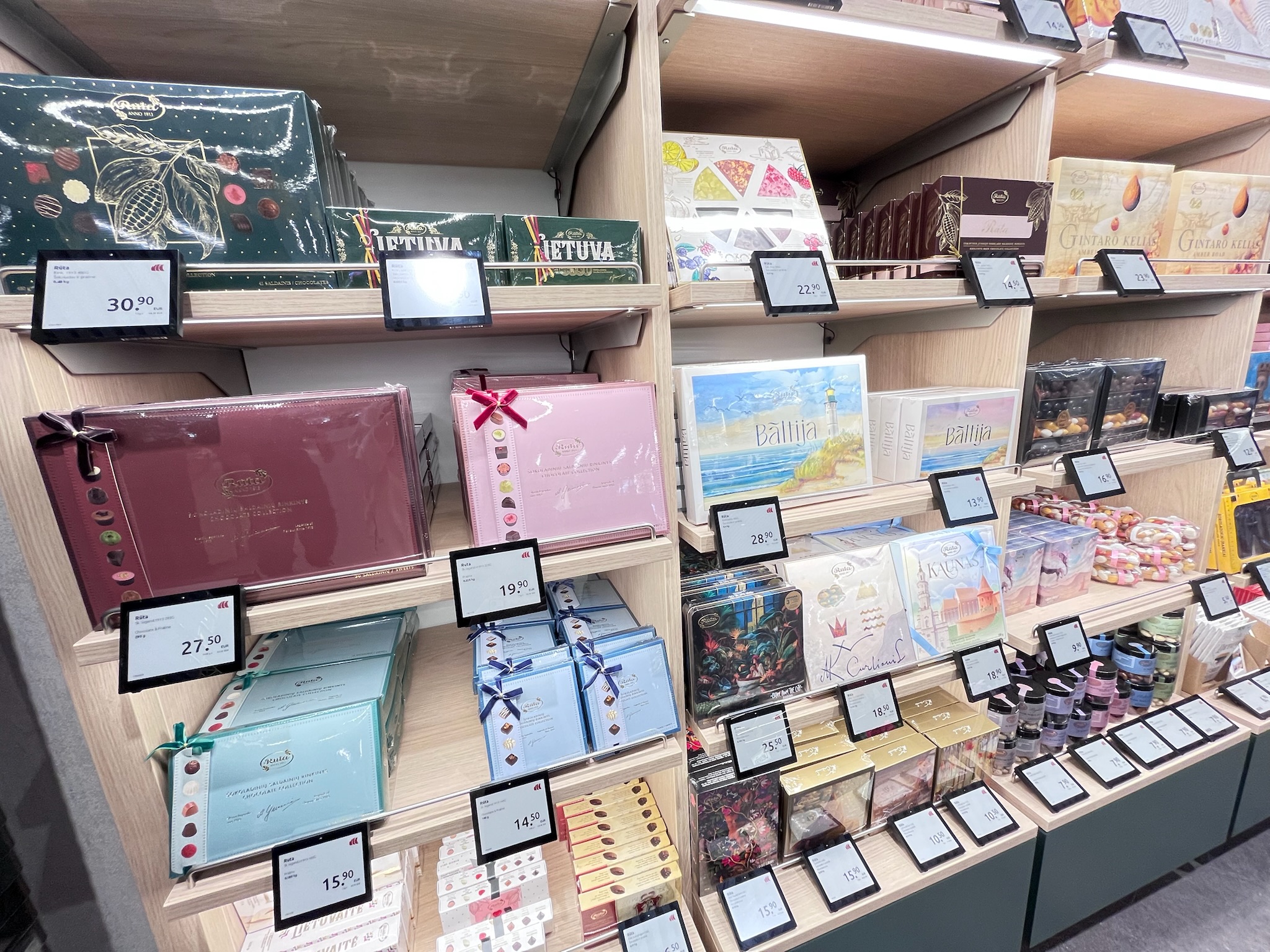 ヴィリニュス空港の免税店にあるRuta(ルタ)チョコレートの売り場コーナー