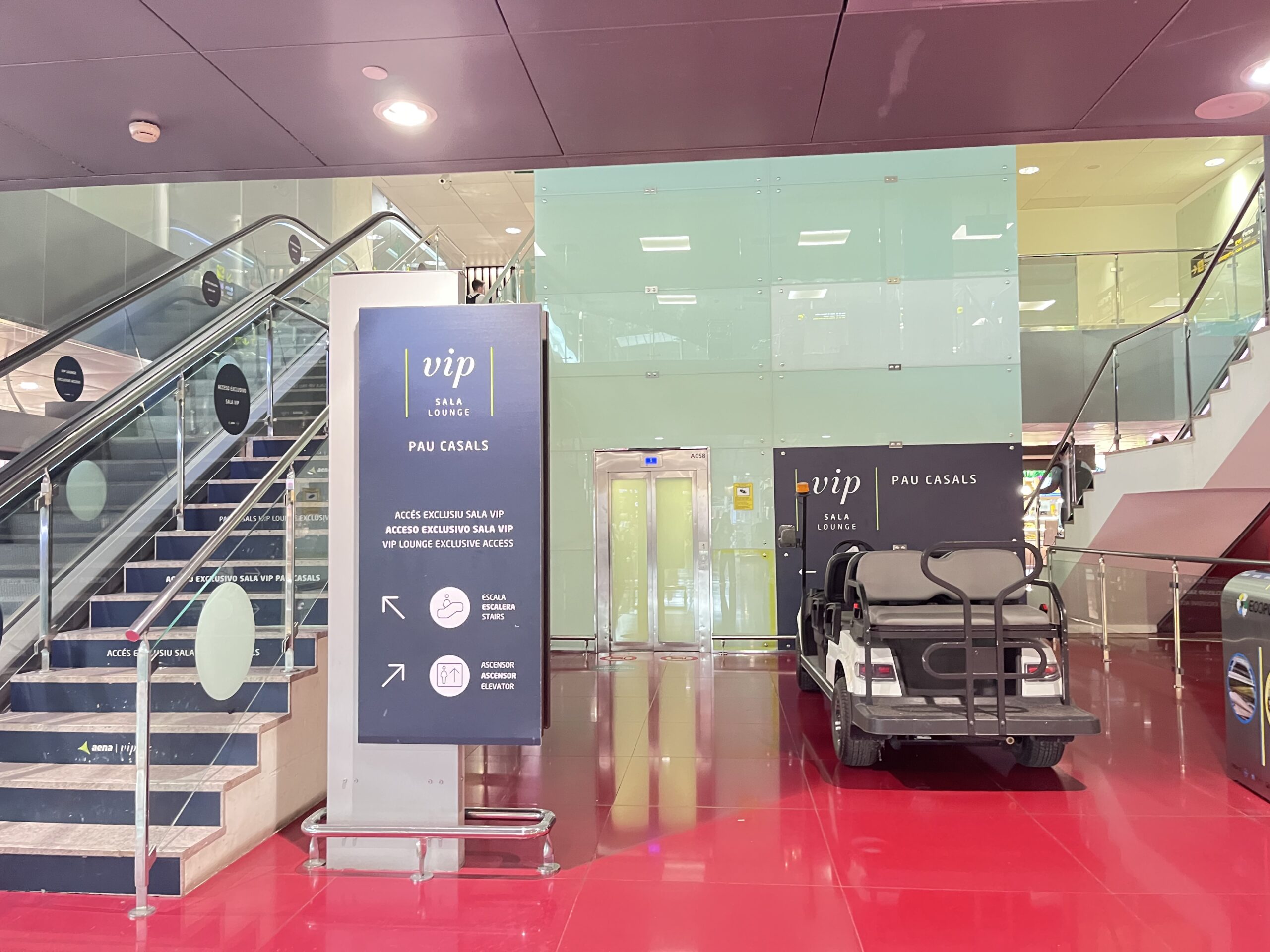 バルセロナ空港 Sala VIP Pau Casalsへ続くエスカレーター