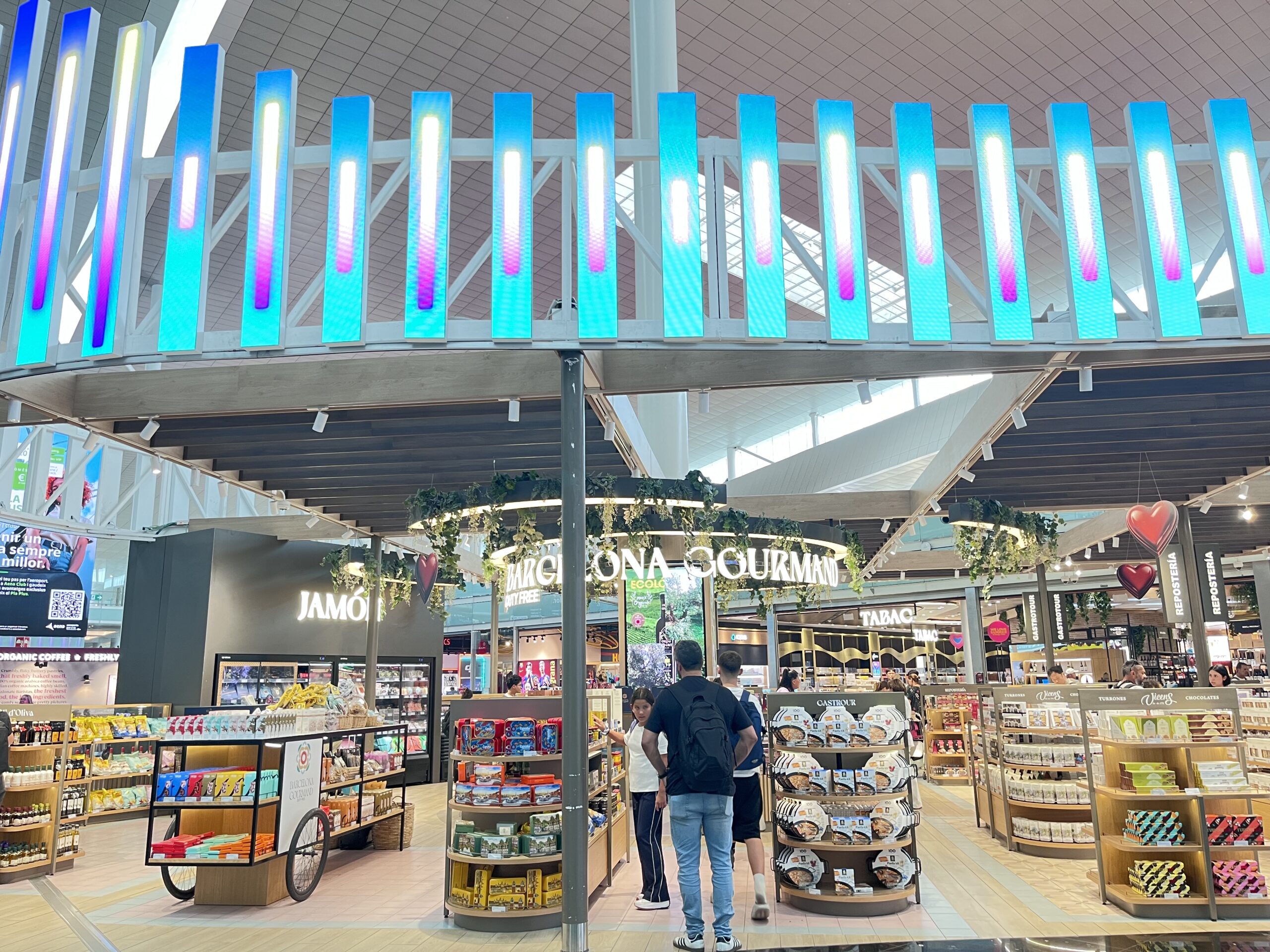 バルセロナ・エル・プラット空港ターミナル1の出国後免税エリアにある、スペイン土産やお菓子が豊富に揃う免税店BARCELONA GOURMANDの外観