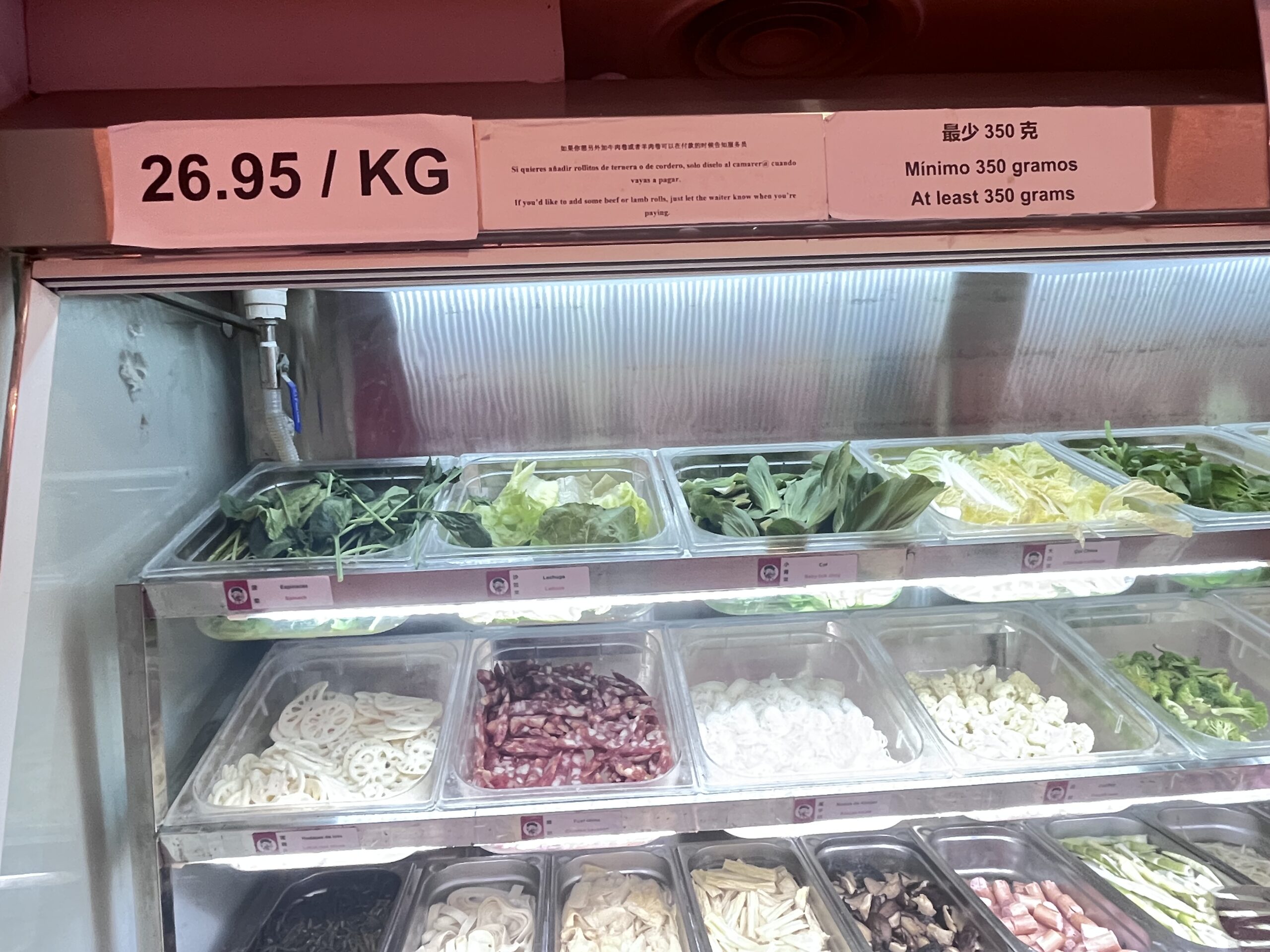 麻辣湯の好きな具材(野菜・肉・練り物・麺)を選べるショーケース