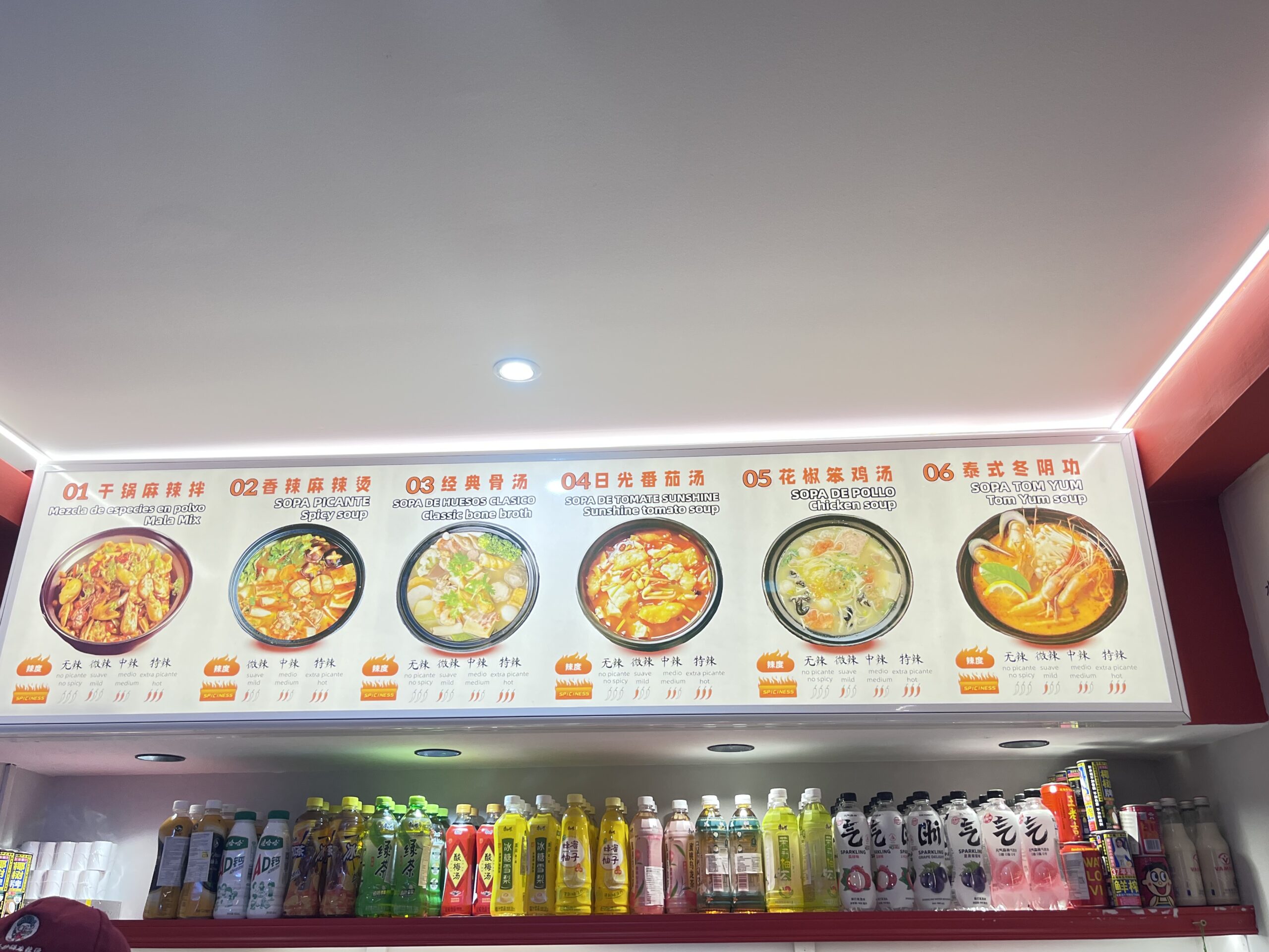 6種類のスープの味わいや辛さを選べるXYG Malatangのメニュー看板