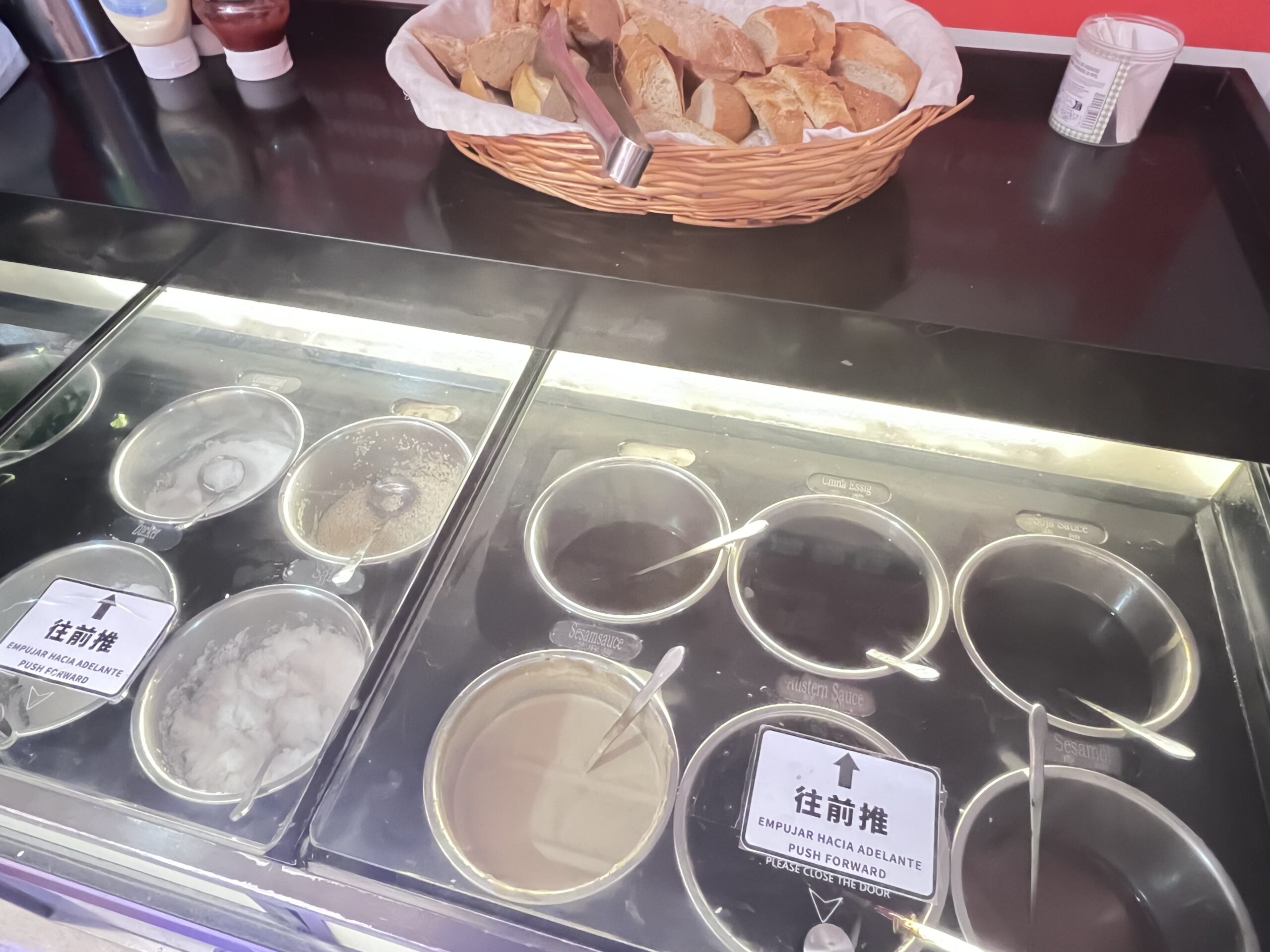 自由に選べる薬味・調味料の自作タレバーと無料のパン