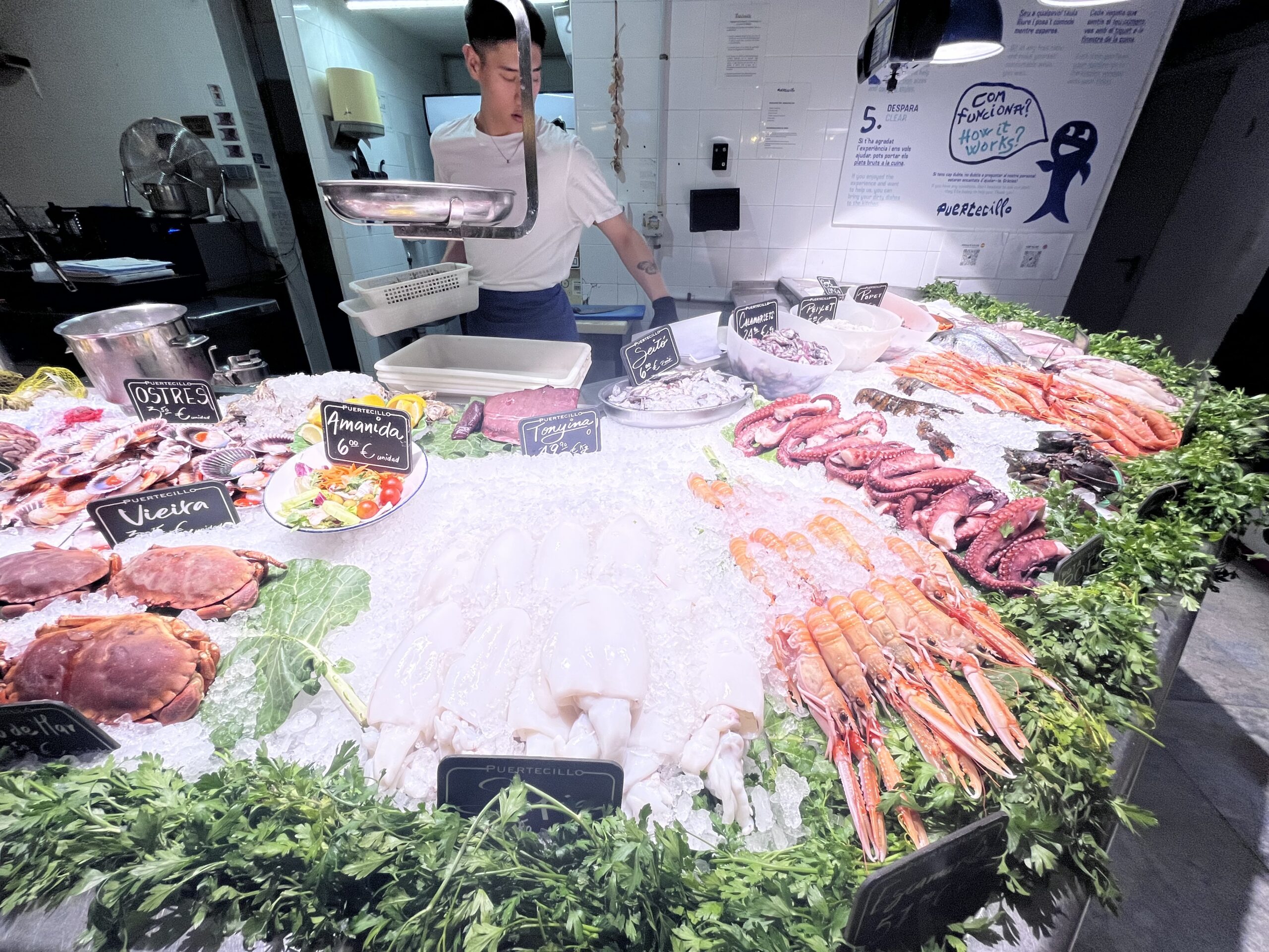 好きな魚介と調理法を選べる指差し注文カウンター