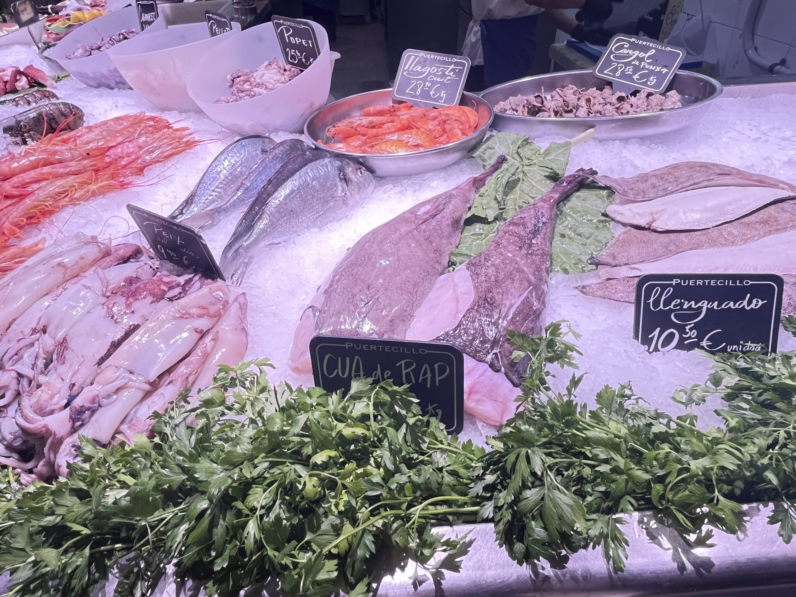 Puertecilloの店内に並ぶ新鮮な甲殻類や魚介類ディスプレイ