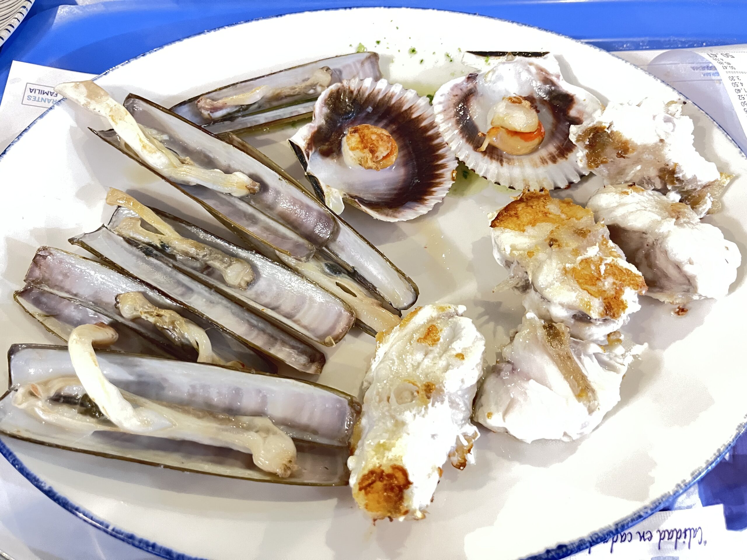 マテ貝・ホタテ・アンコウの鉄板焼き(アラプランチャ)の盛り合わせ
