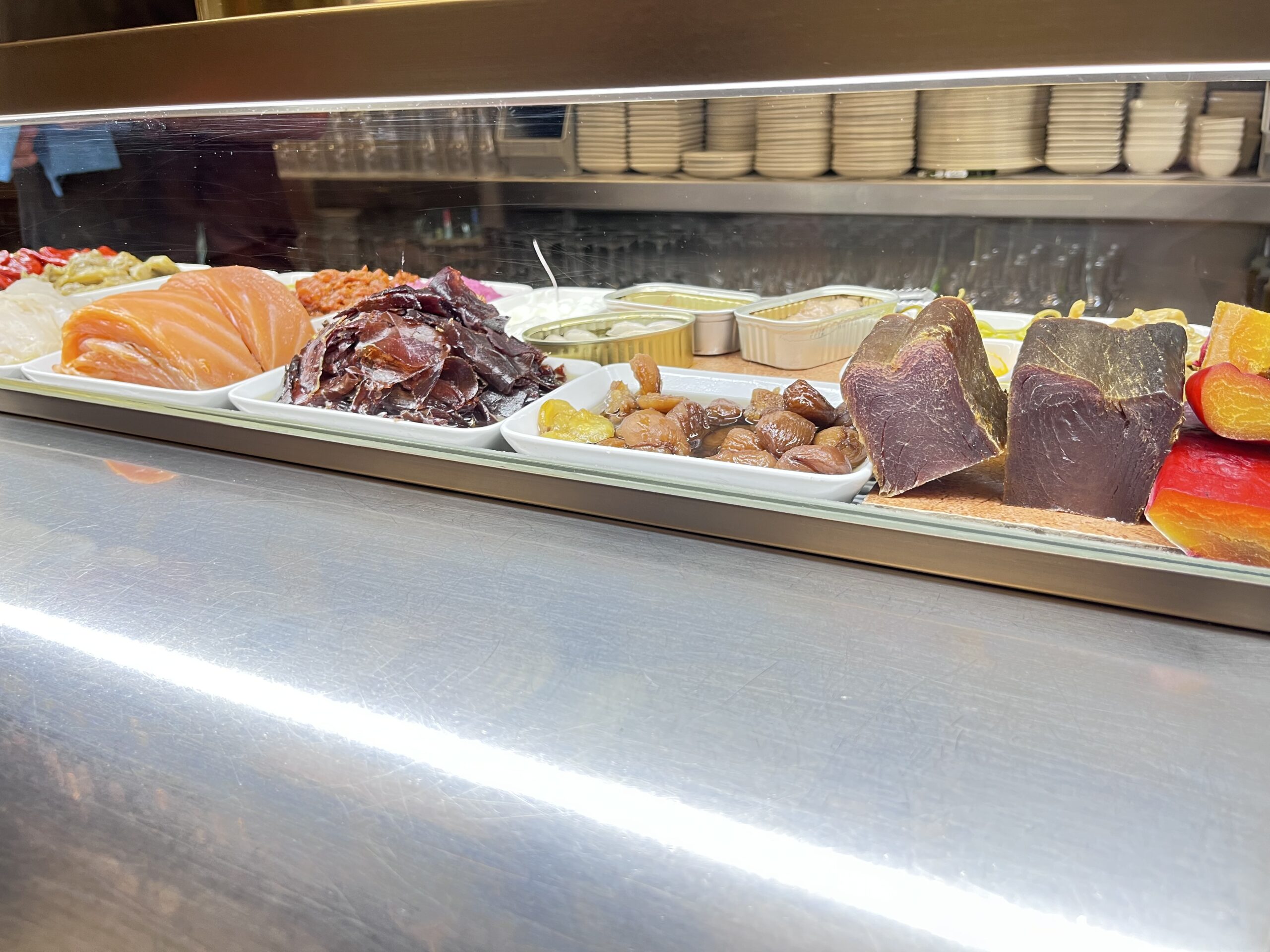 Quimet & Quimetのカウンター前に並ぶバラエティ豊かな絶品タパス食材