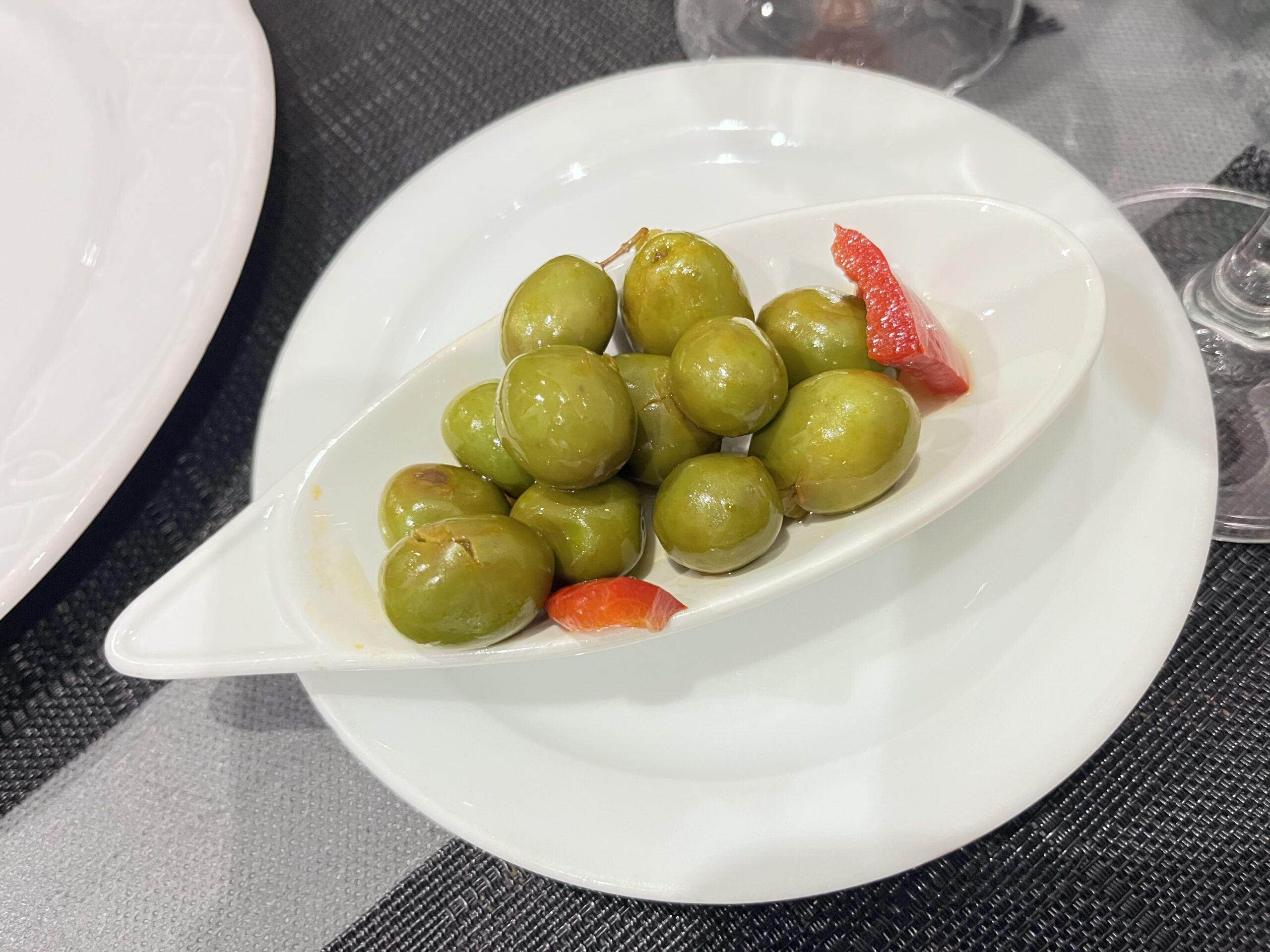 レストランでお通しとして提供されるスペイン産オリーブ
