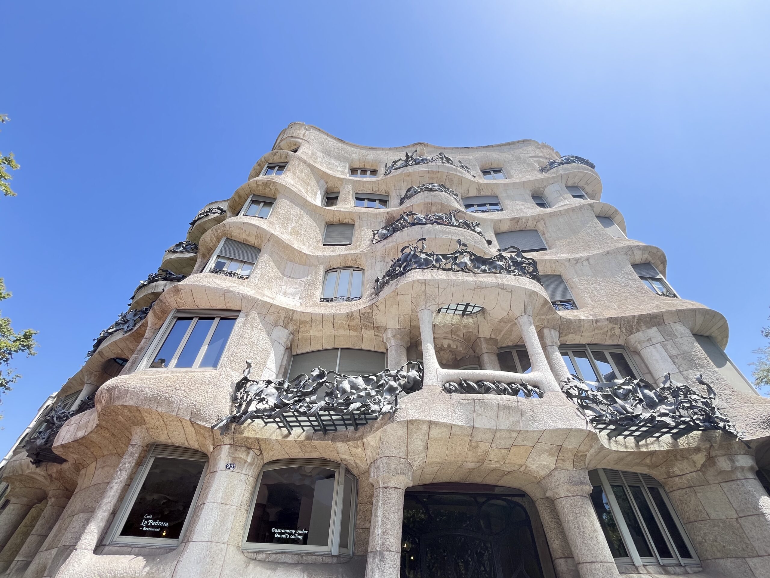 バルセロナにあるガウディ建築の代表作「カサ・ミラ(La Pedrera)」の外観