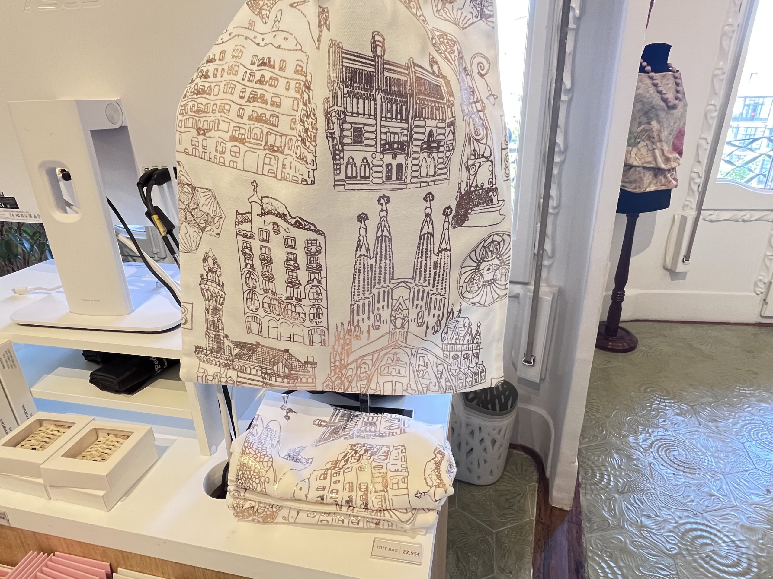 ガウディ建築がおしゃれに描かれたモノトーンの布製トートバッグ