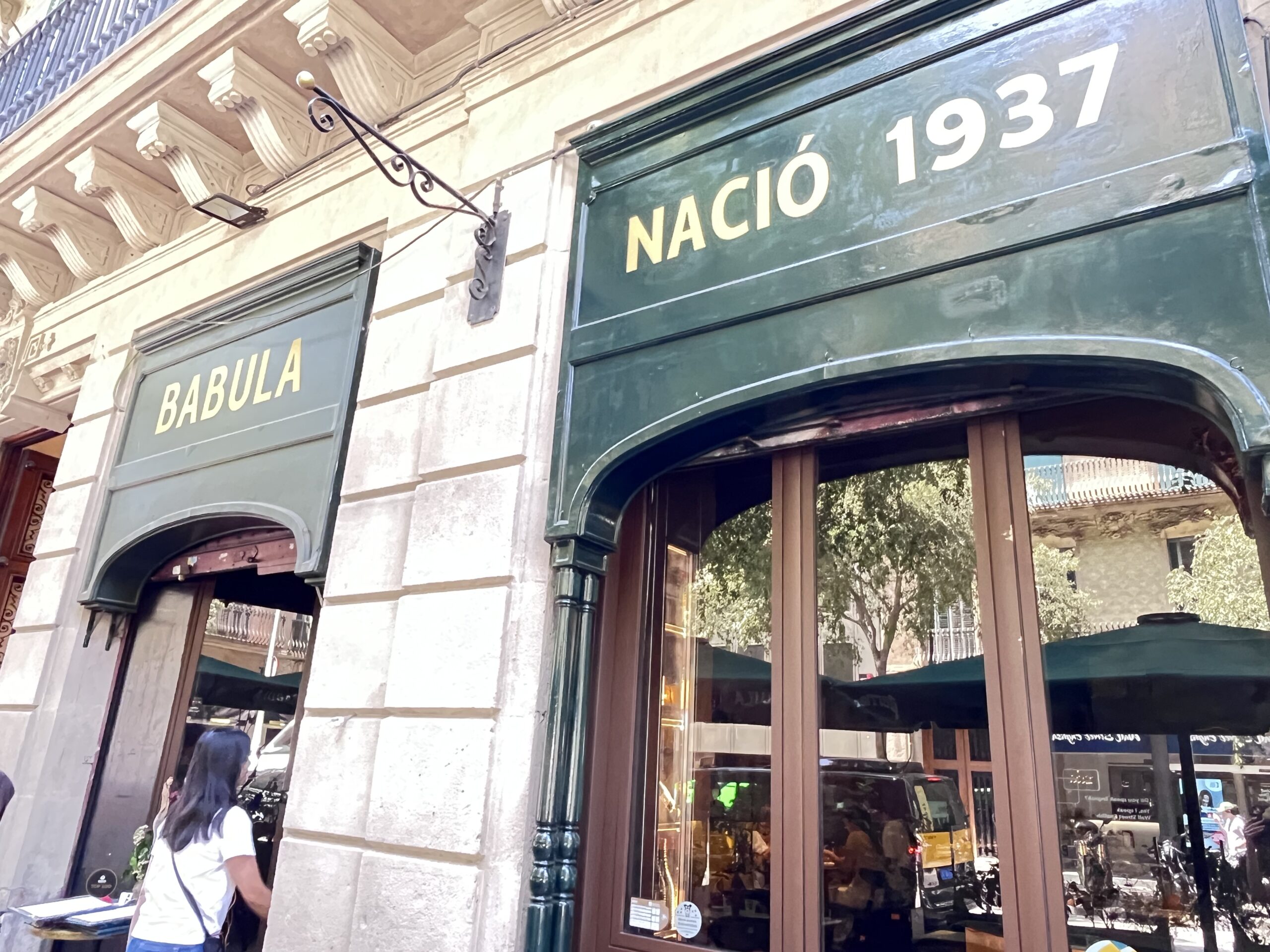 バルセロナのグラシア通り近くにあるおしゃれバル Babula Bar 1937の店頭