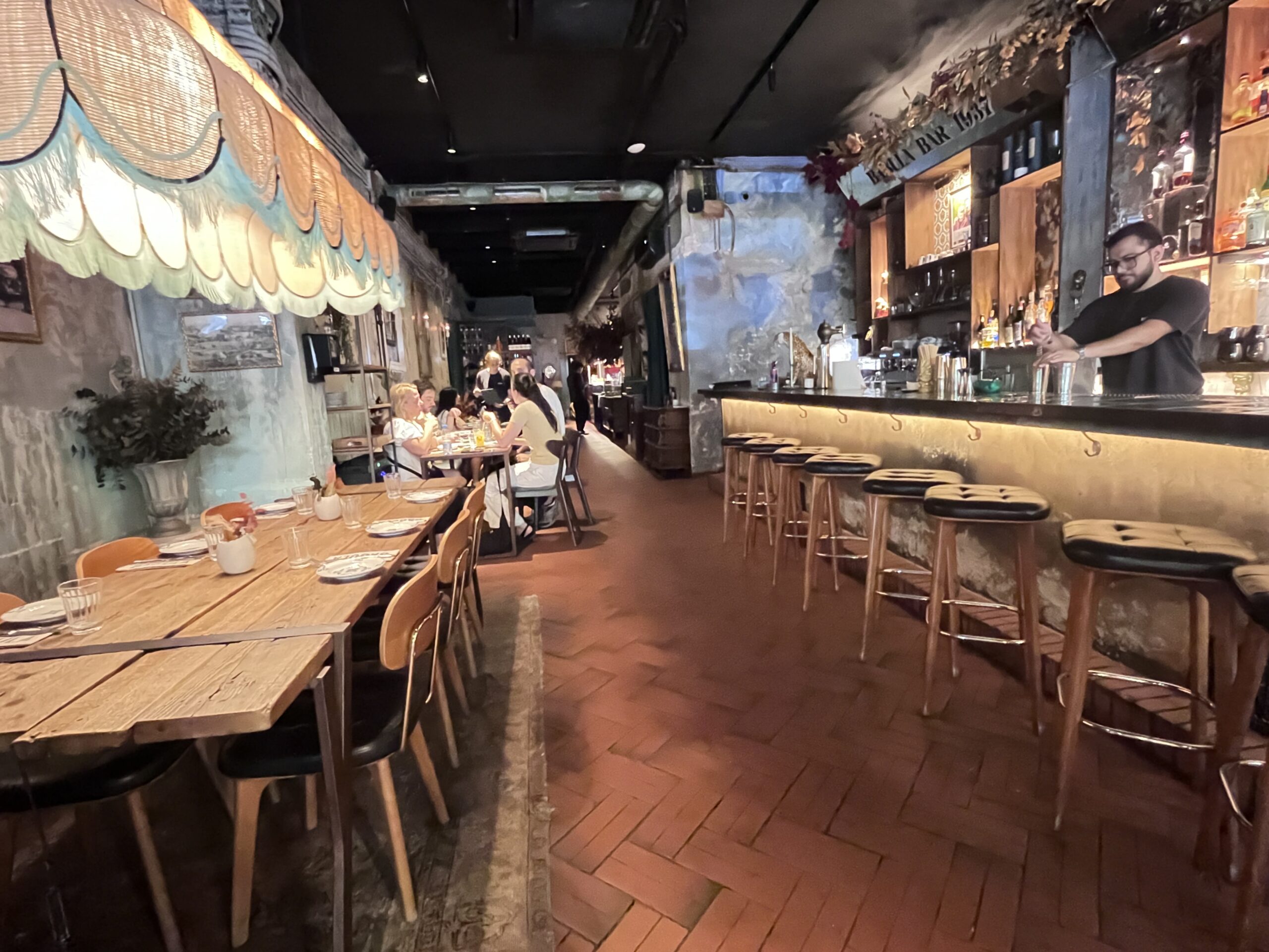 ムーディーで隠れ家的な雰囲気が魅力のBabula Bar 1937の室内インテリア