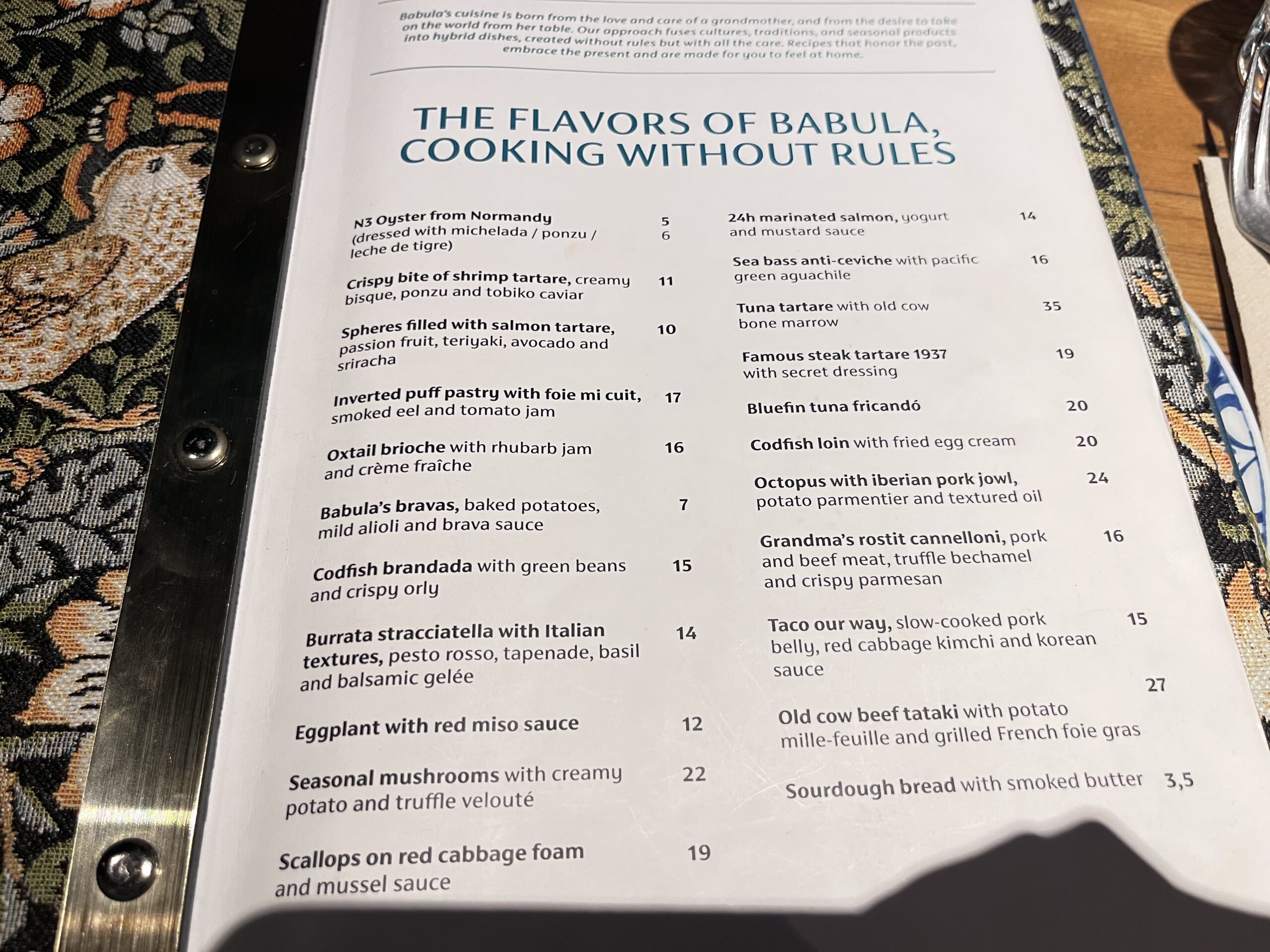 創作タパスが並ぶBabula Bar 1937のフードメニュー表