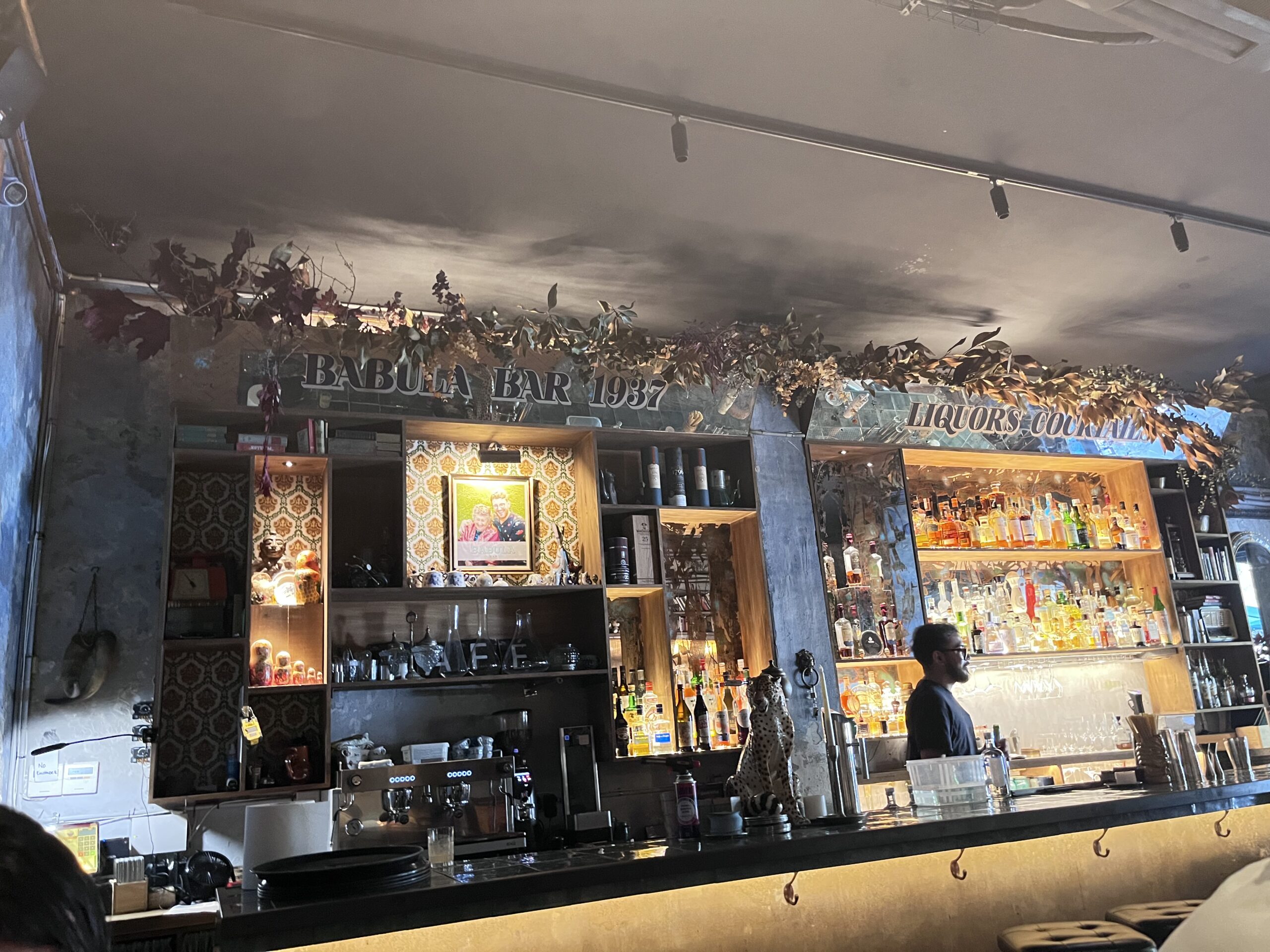 スタッフとの会話やカクテル作りを楽しめるBabula Bar 1937のカウンター席