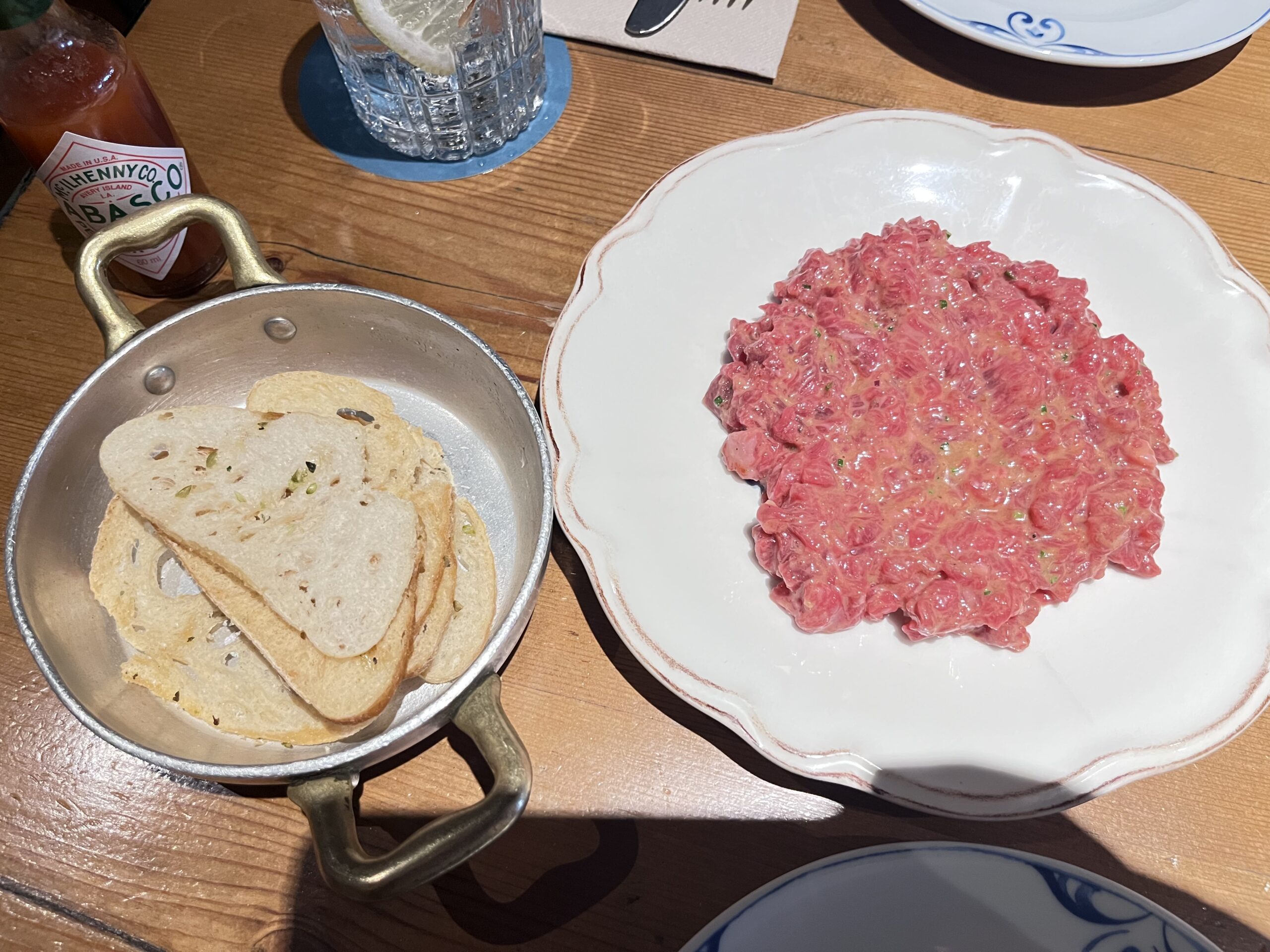 新鮮なお肉の旨みが広がる厚切りステーキタルタル