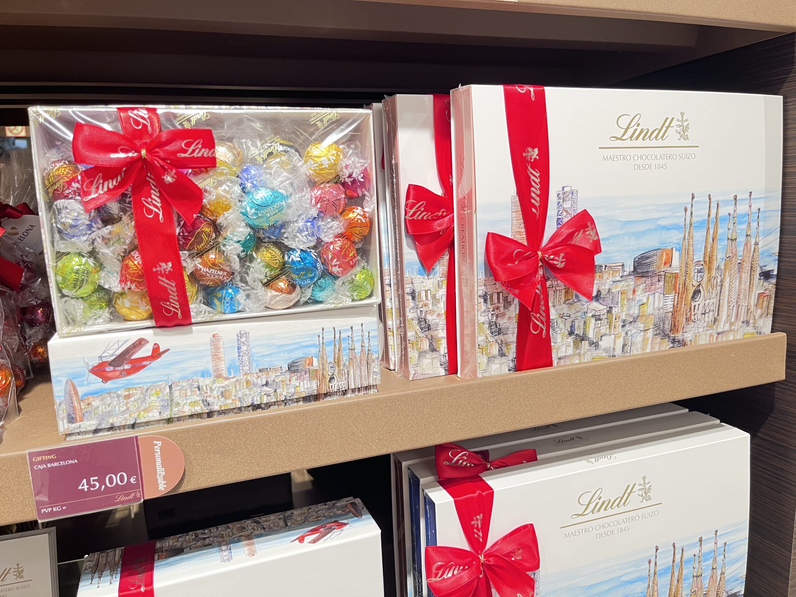 バルセロナ限定デザインの箱に入ったLindt(リンツ)のチョコレート詰め合わせ