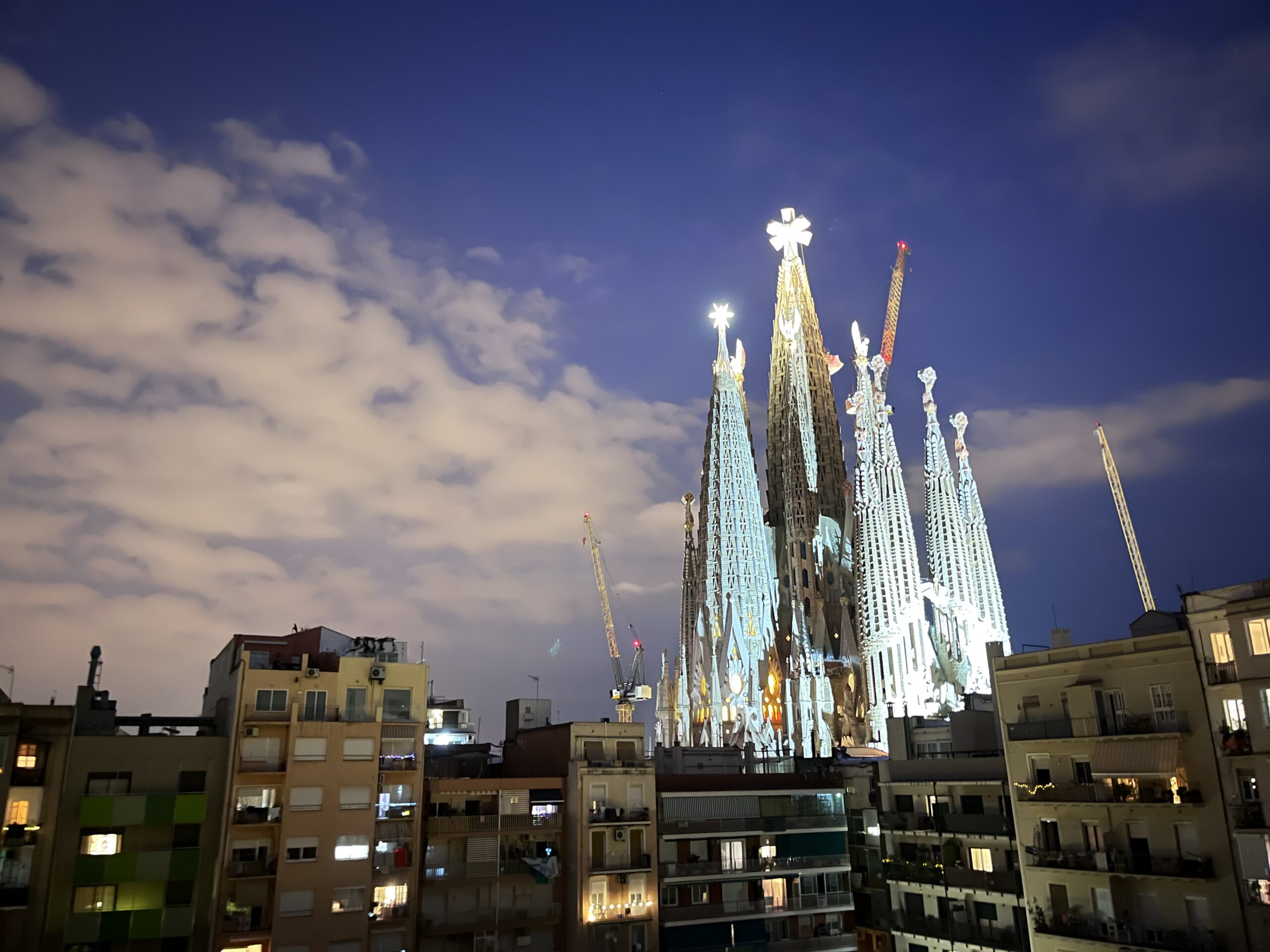 バルセロナの夜空に美しくライトアップされたサグラダファミリア