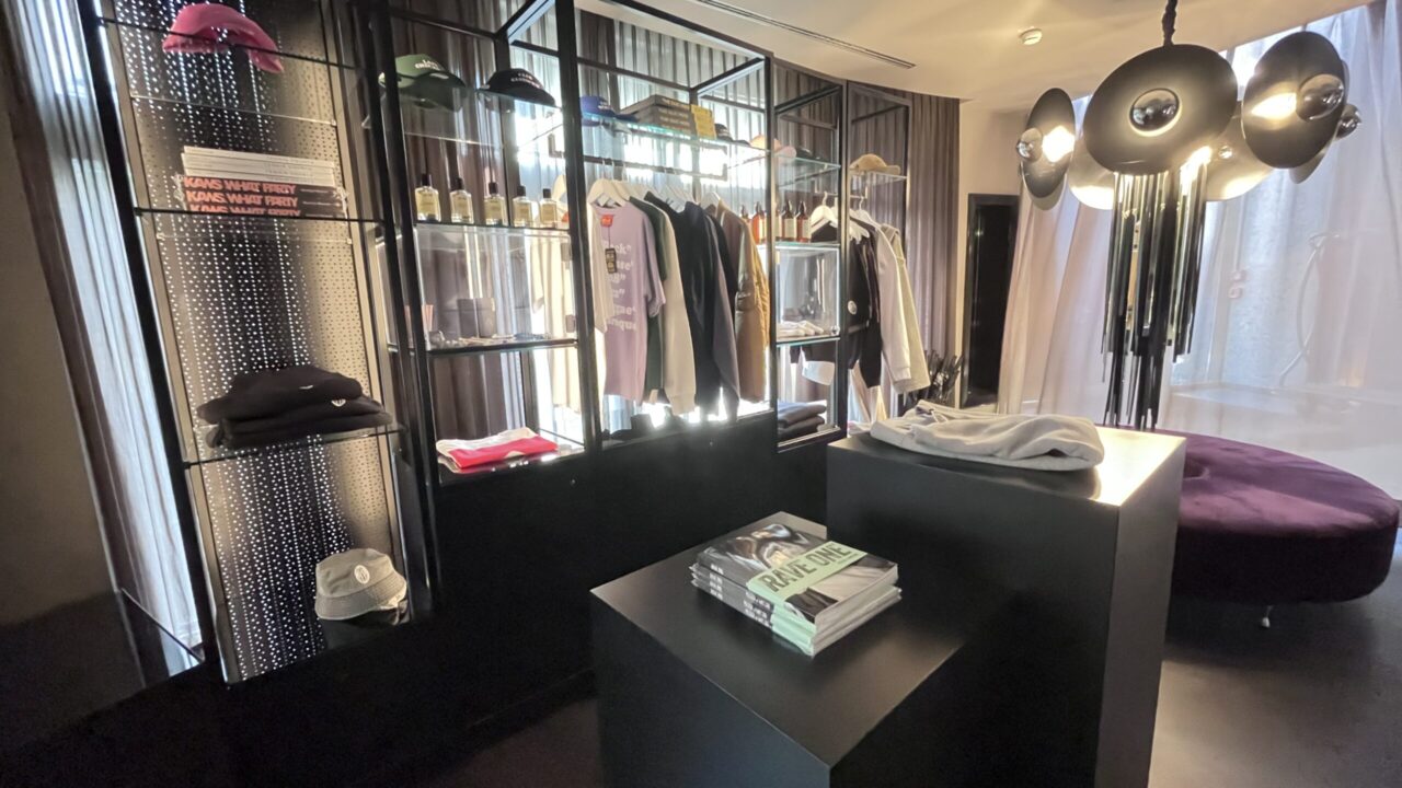 ホテルオリジナルグッズが並ぶロビーの売店コーナー