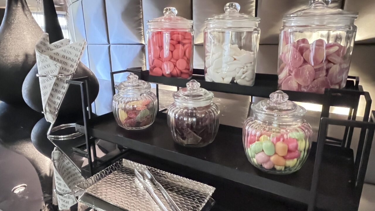 レセプション前に置かれた無料のグミやチョコレート