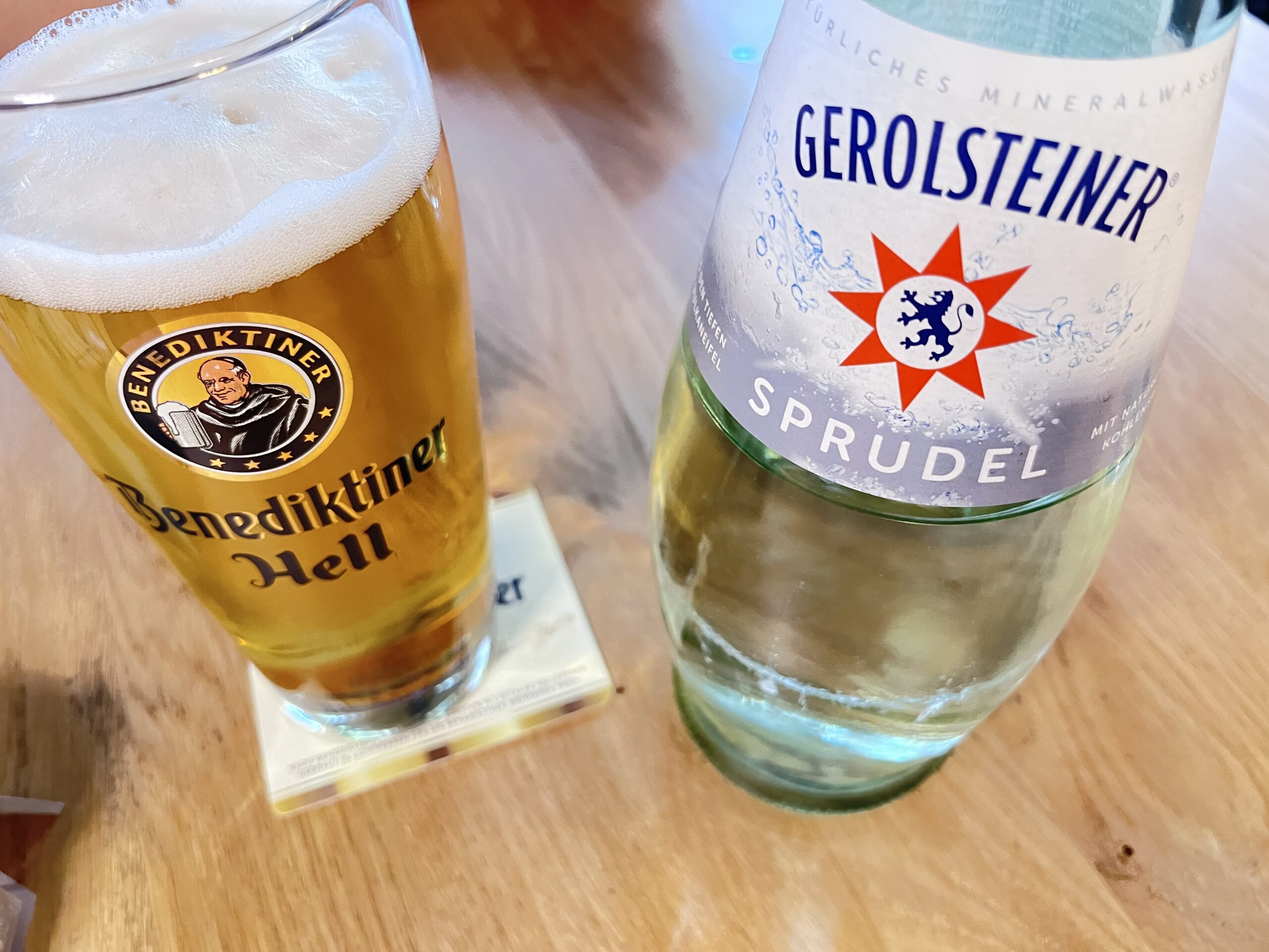 Benediktinerのビールと瓶入りのゲロルシュタイナー炭酸水