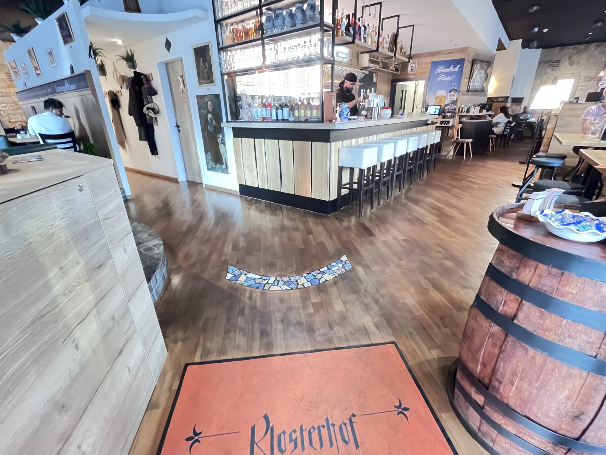 Restaurant Klosterhofのバーカウンターがある店内