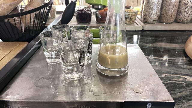 朝食ビュッフェのジンジャーショット