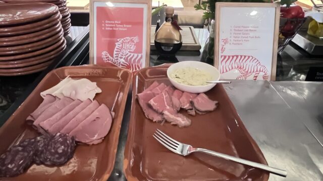 朝食ビュッフェの生ハム・コールドカット