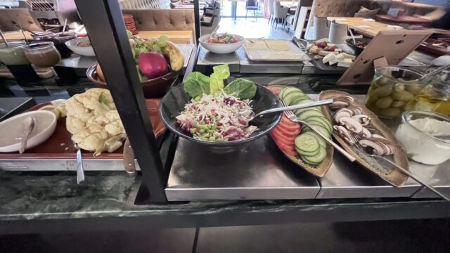 朝食ビュッフェのフレッシュサラダコーナー