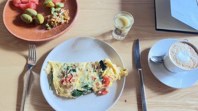 トッピングを指定して作ってもらった出来立てのオムレツ