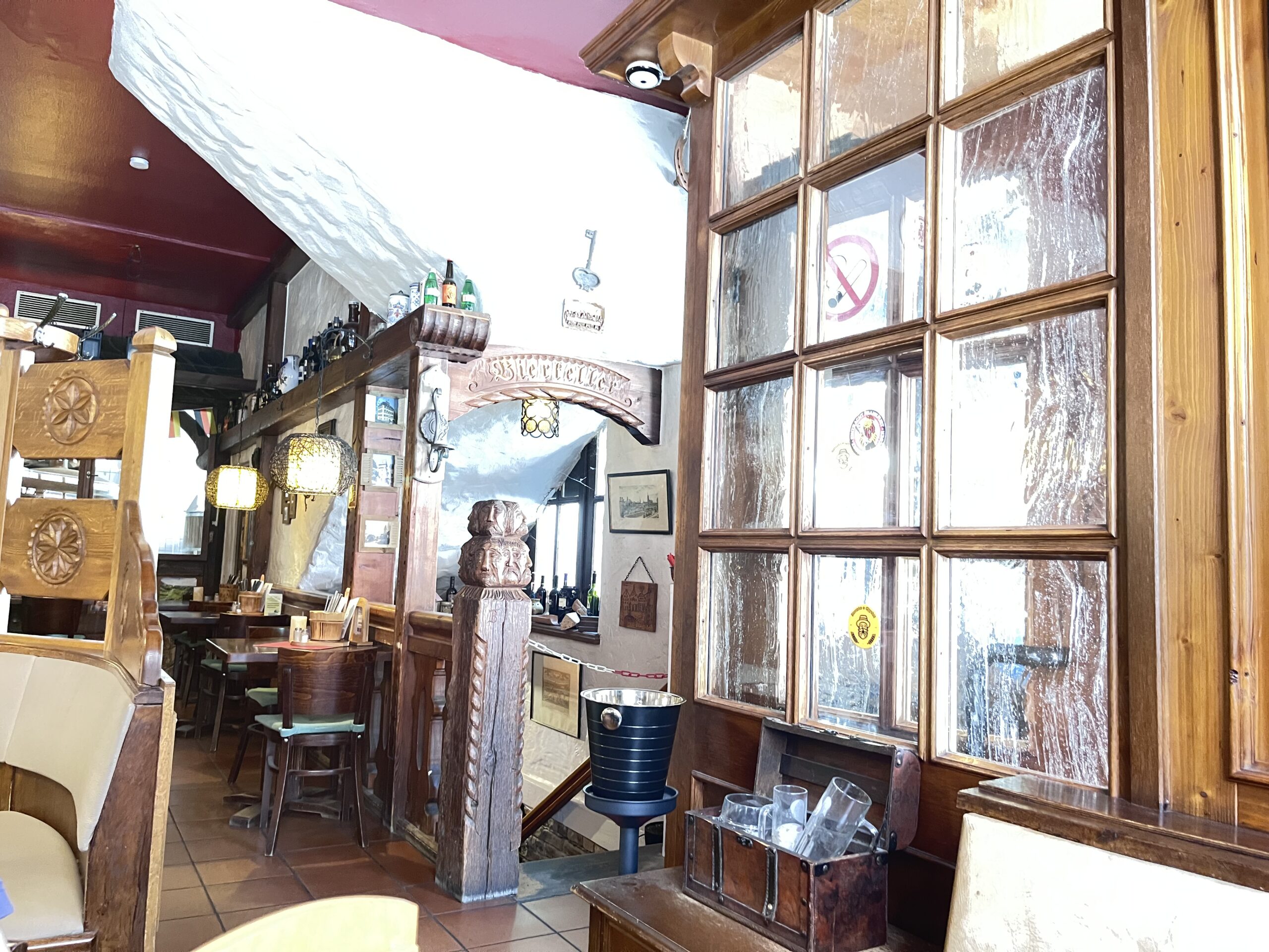 伝統的なドイツの居酒屋風の店内装飾