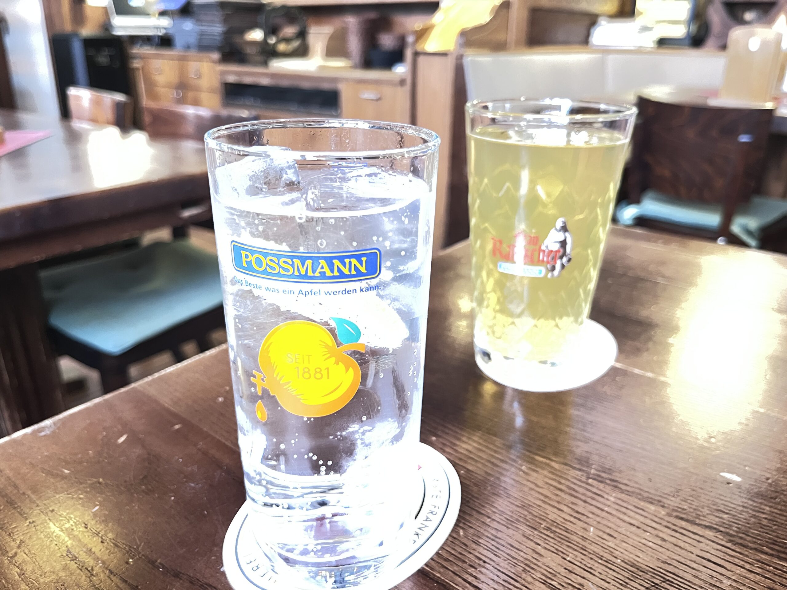 専用グラスに入ったアップルワインと炭酸水