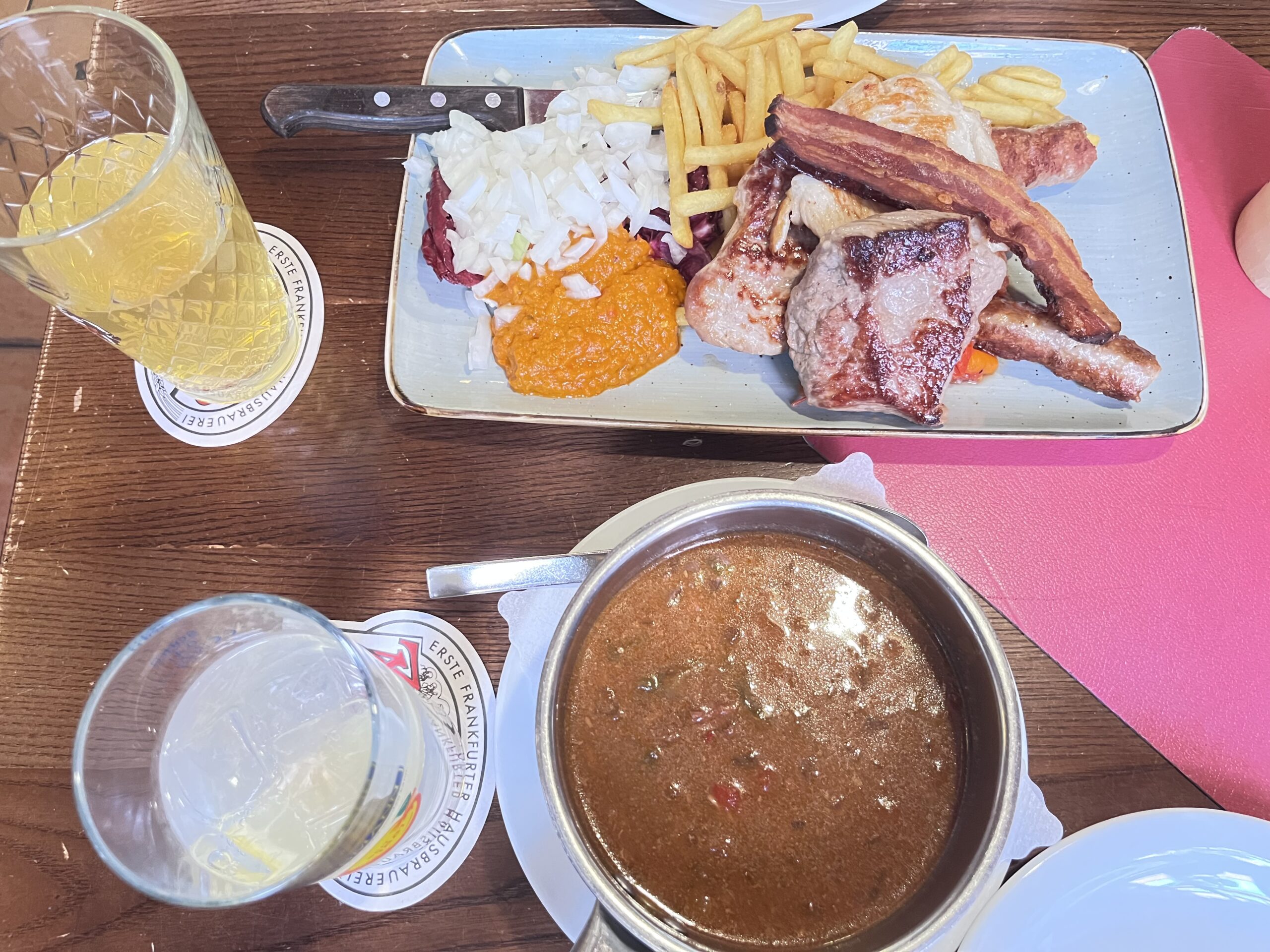 スープとボリューム満点なドイツ肉料理の盛り合わせプレート