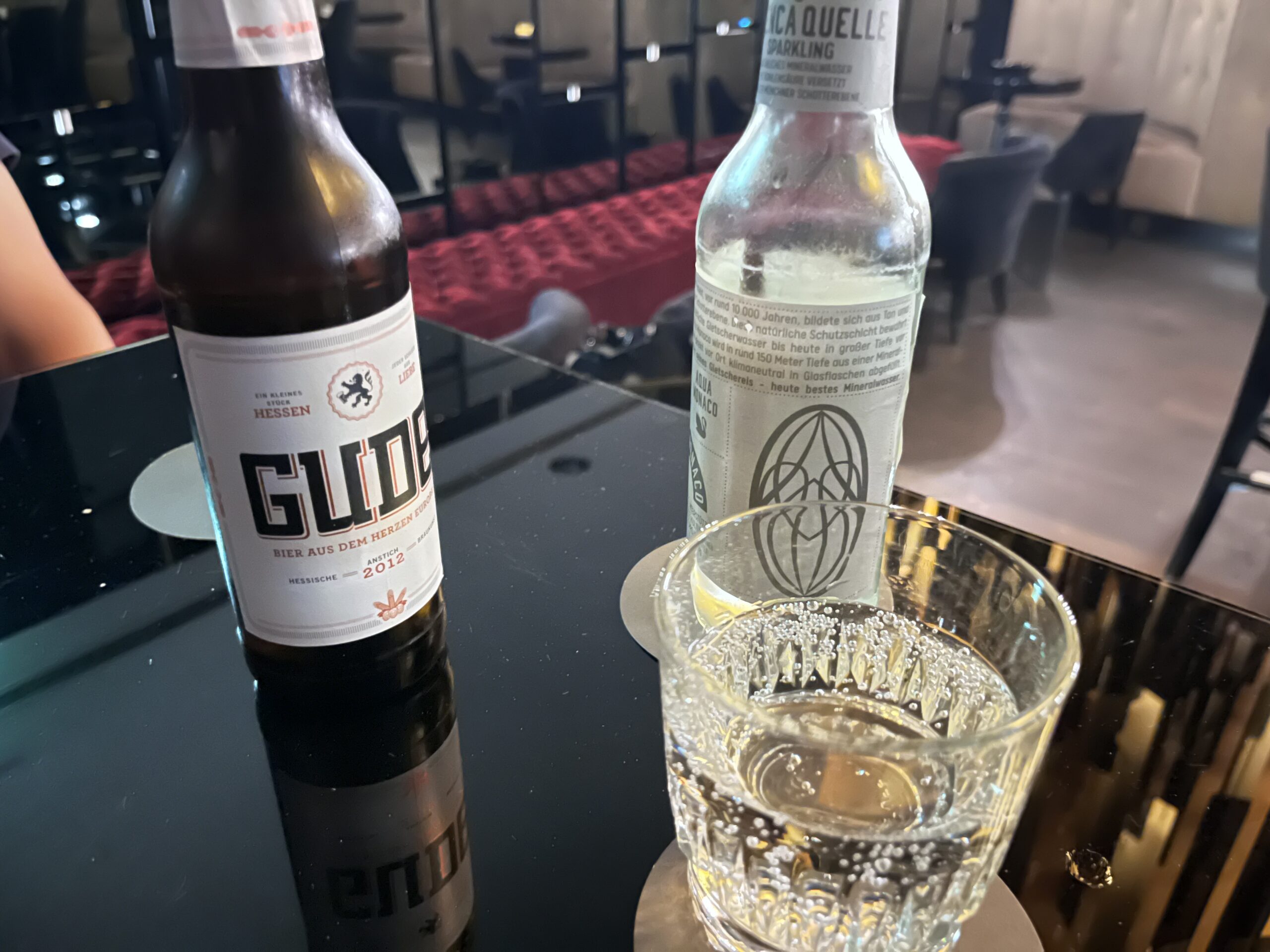 注文したビールとホテルロゴ入りミネラルウォーター
