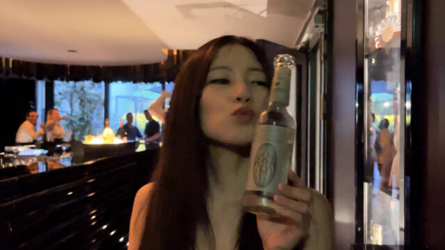 Roomers Barのテーブル席とドリンク