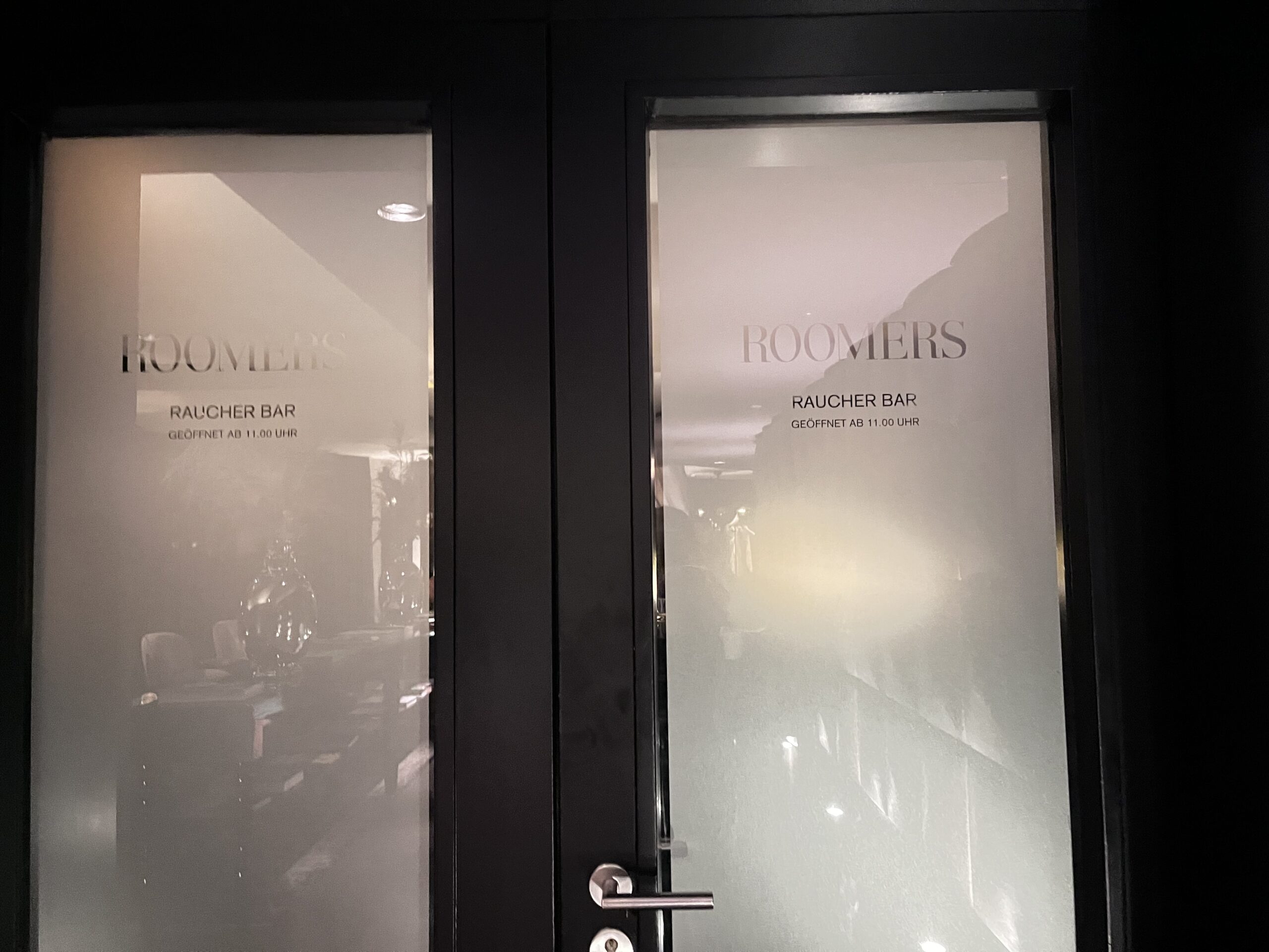 シックでムードのあるRoomers Barの店内